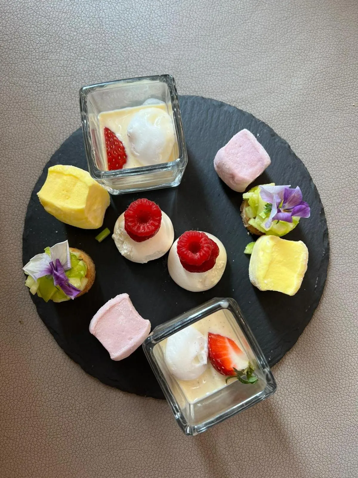 Restaurant/places to eat in Hôtel de la Tabletterie