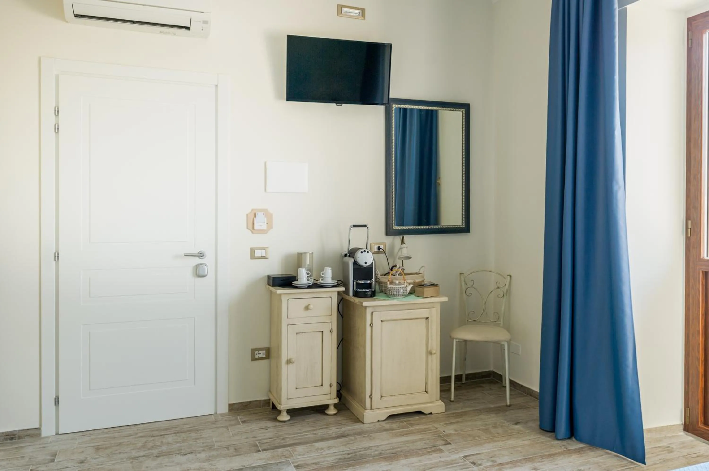 Photo of the whole room in LaGarolina Del Conero B&B