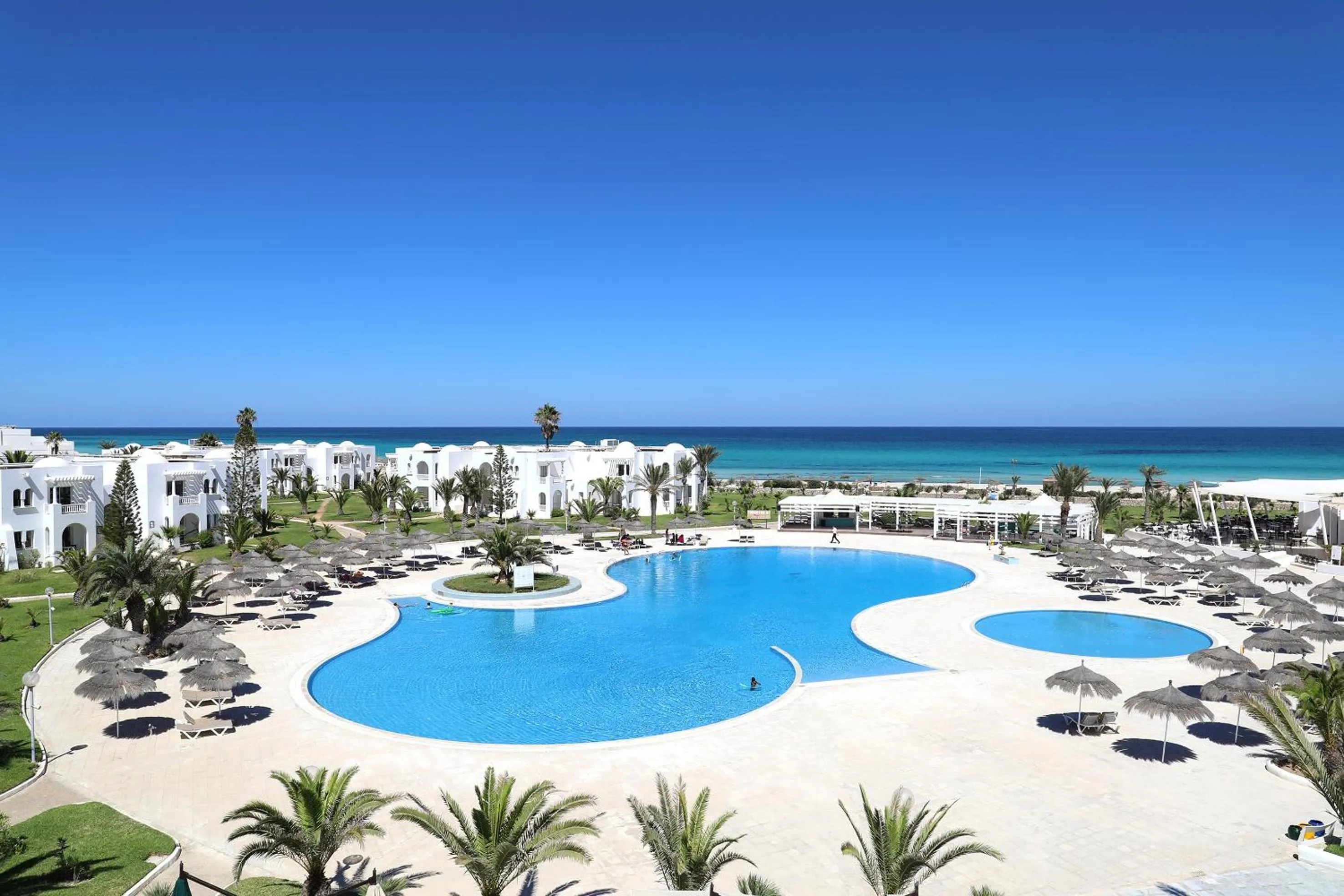 Swimming pool in Vincci Helios Beach