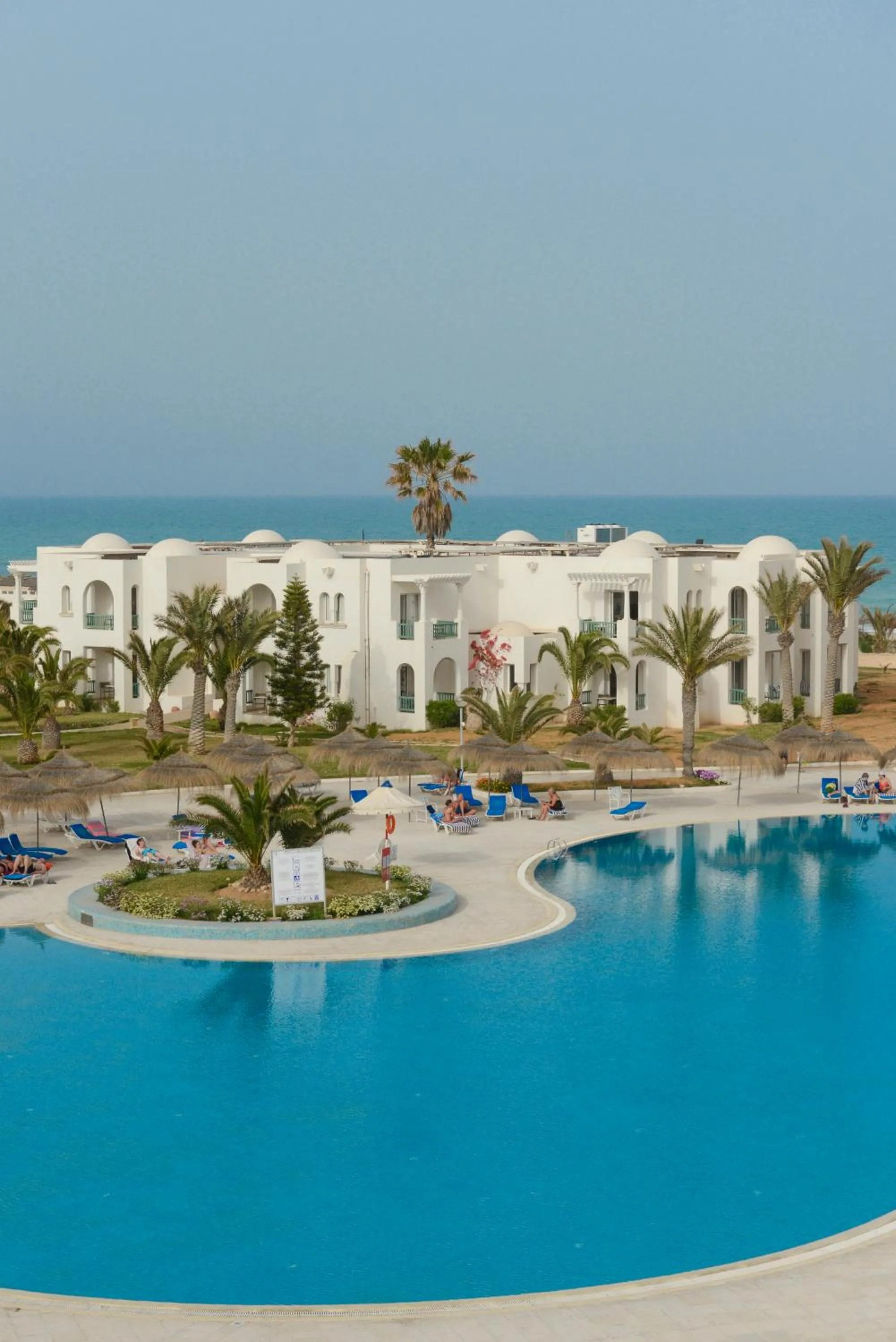 Swimming pool in Vincci Helios Beach