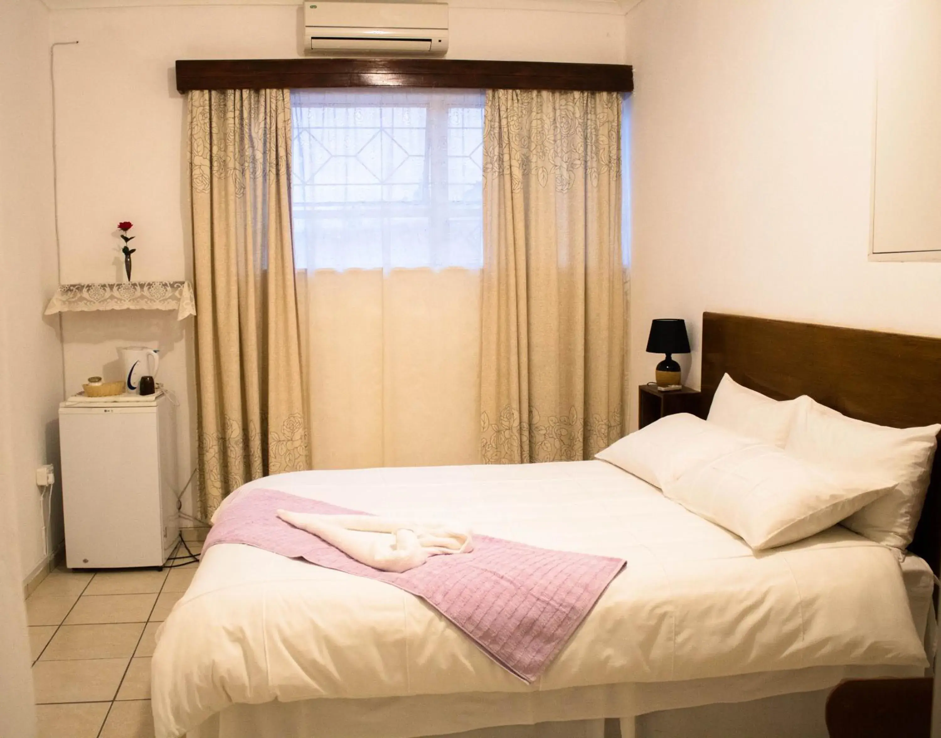 Double or Twin Room with Shower in YoIeli Guest House Double or Twin Room with Shower in YoIeli Guest House