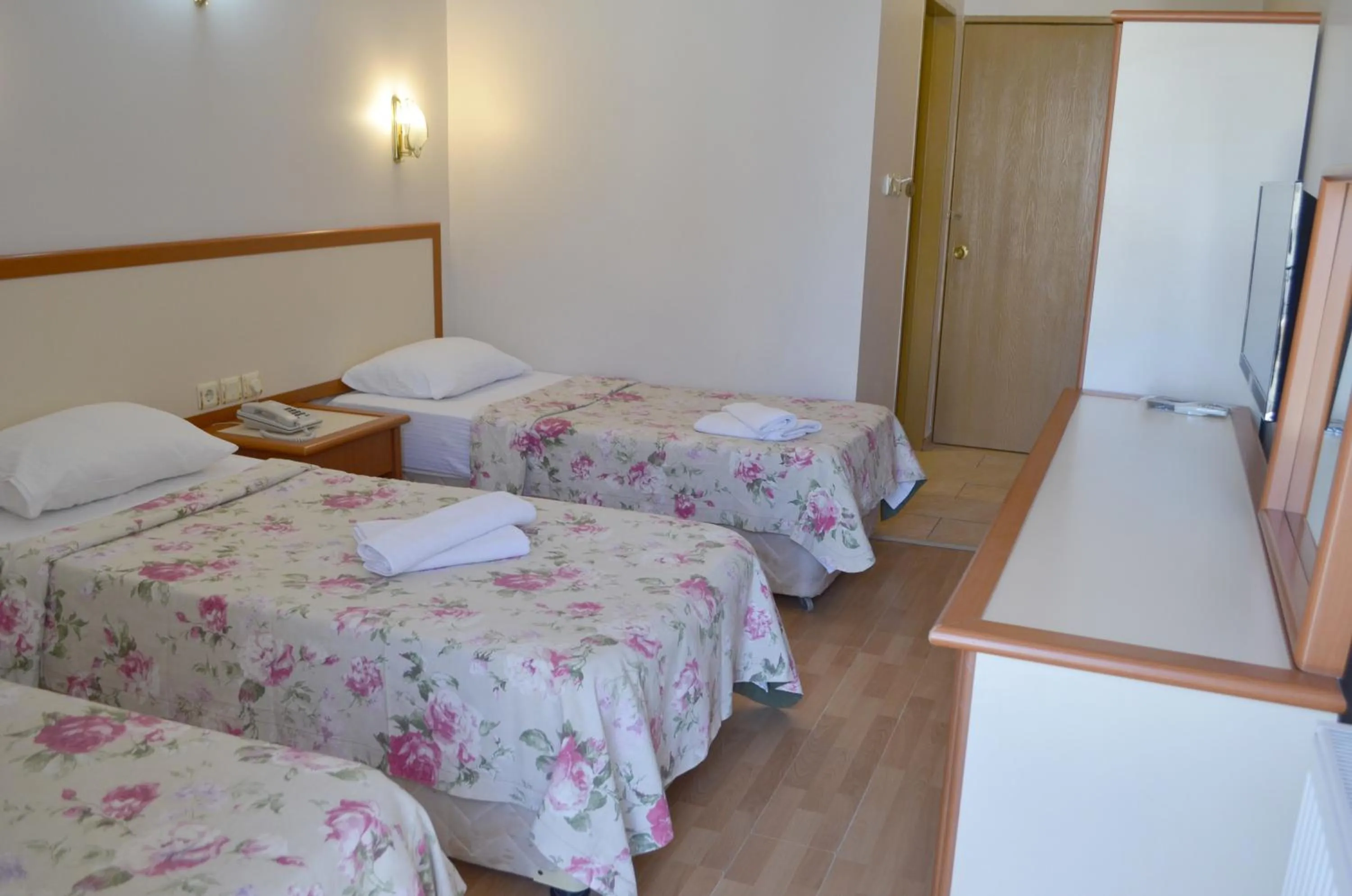 Photo of the whole room, Bed in Grand Milano Hotel