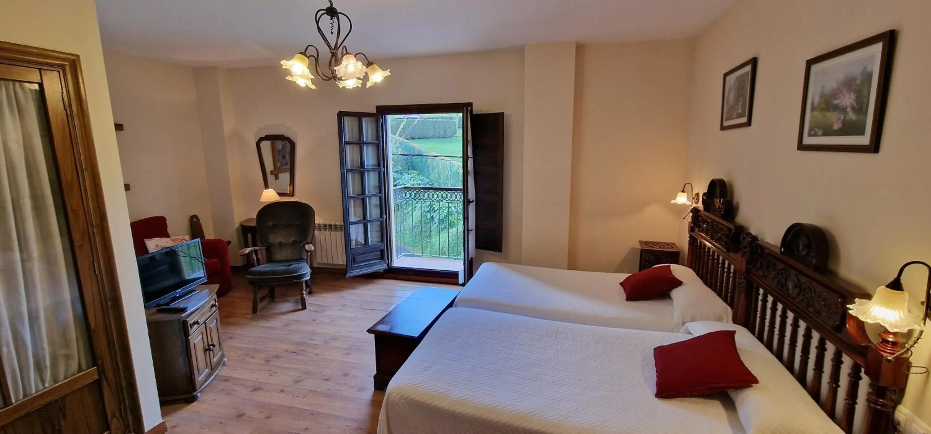 Photo of the whole room in El Mirador de Deva