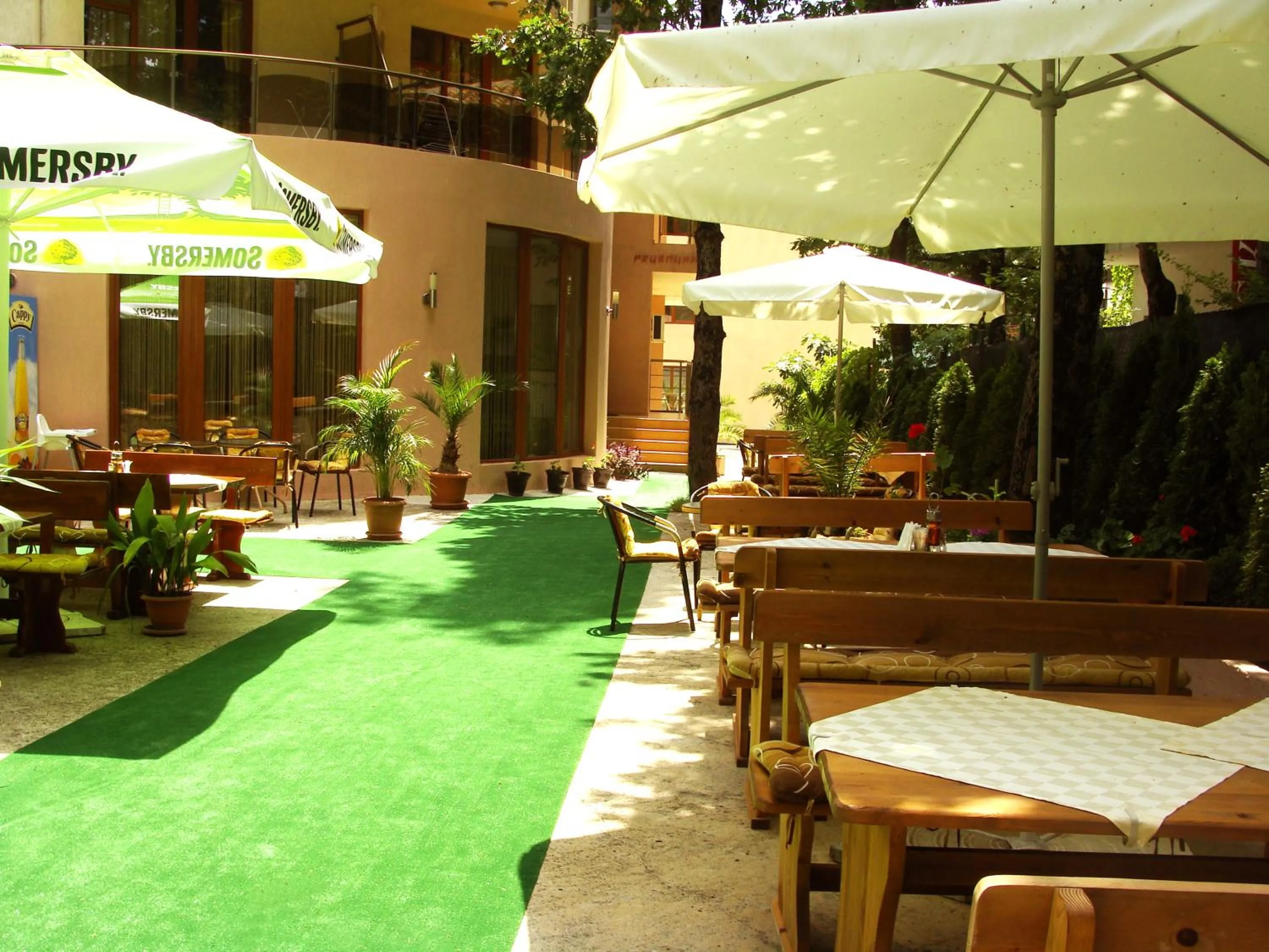 Restaurant/places to eat in Sunny Paradise Family Hotel