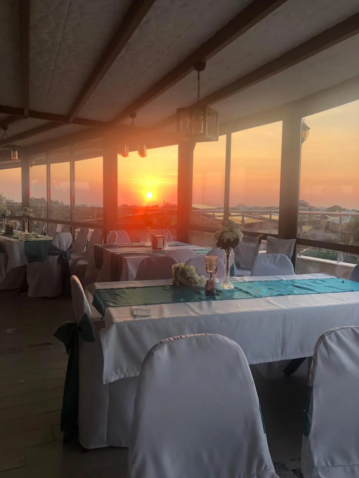 Restaurant/places to eat in Sunny Paradise Family Hotel