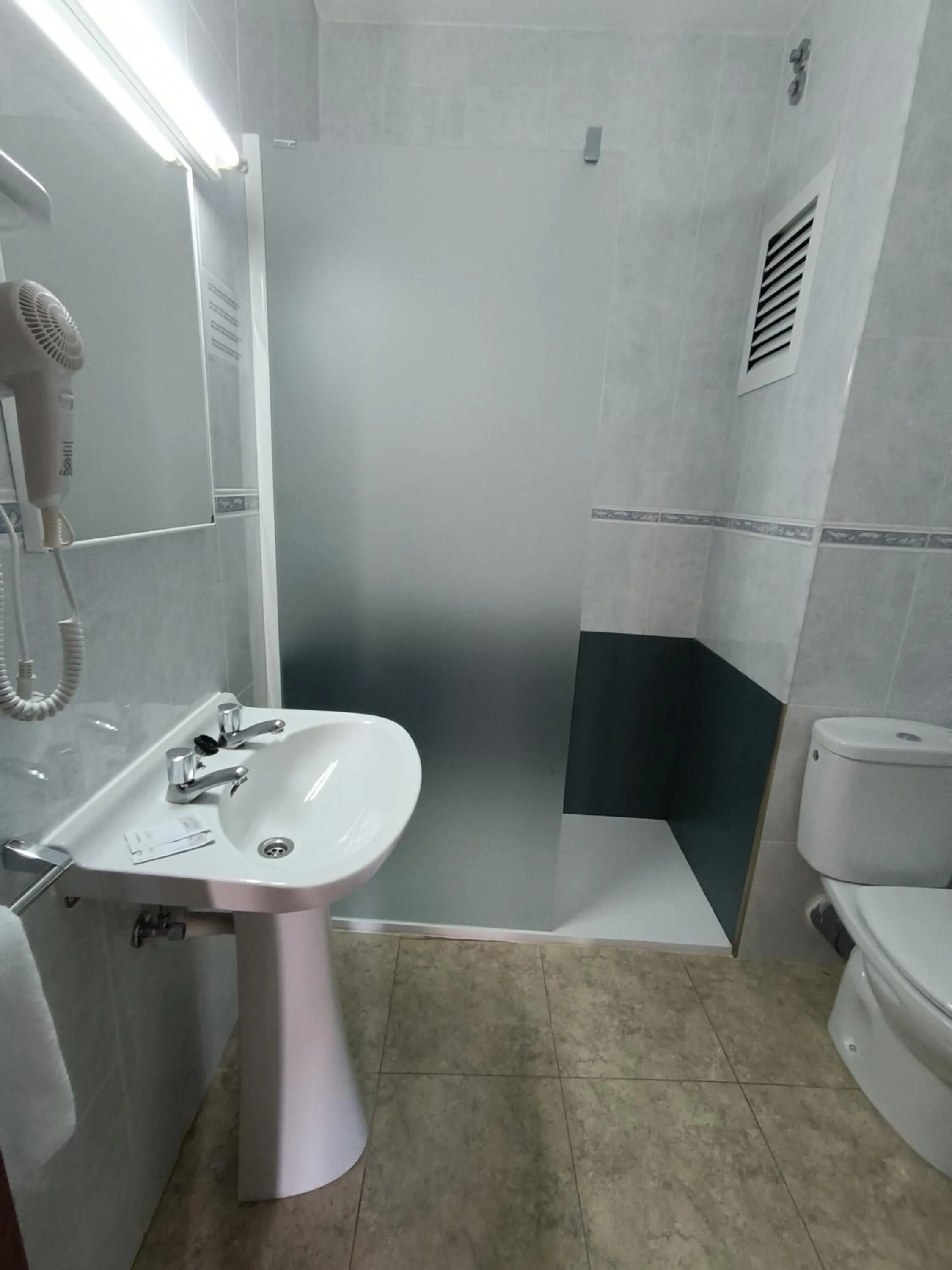 Shower in Hostal Horizonte