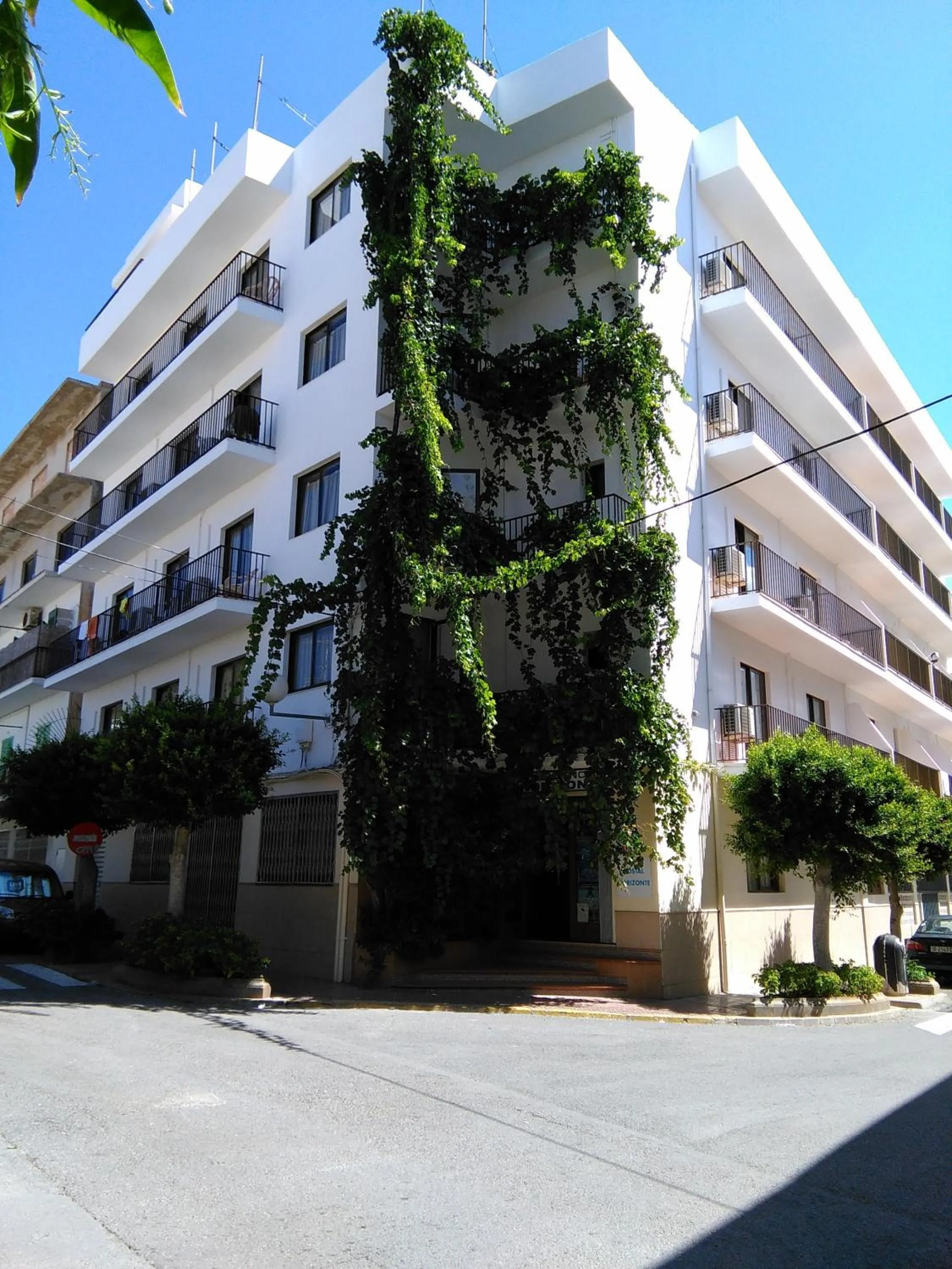 Facade/entrance in Hostal Horizonte