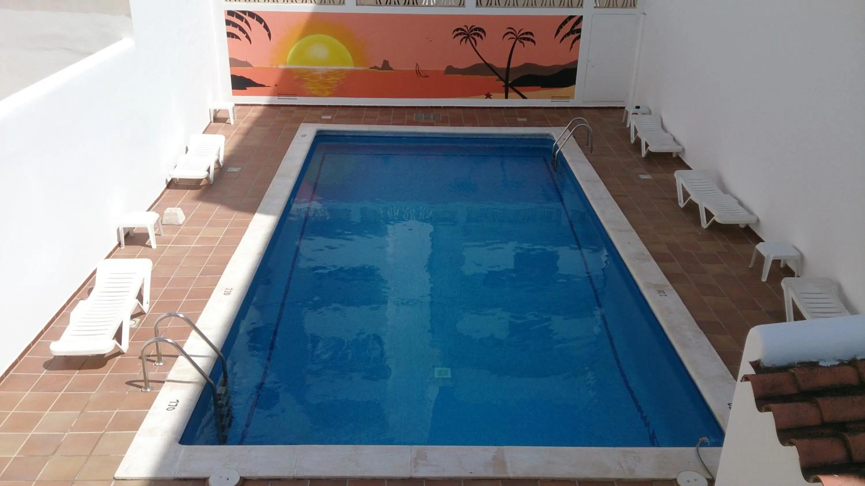 Swimming pool in Hostal Horizonte