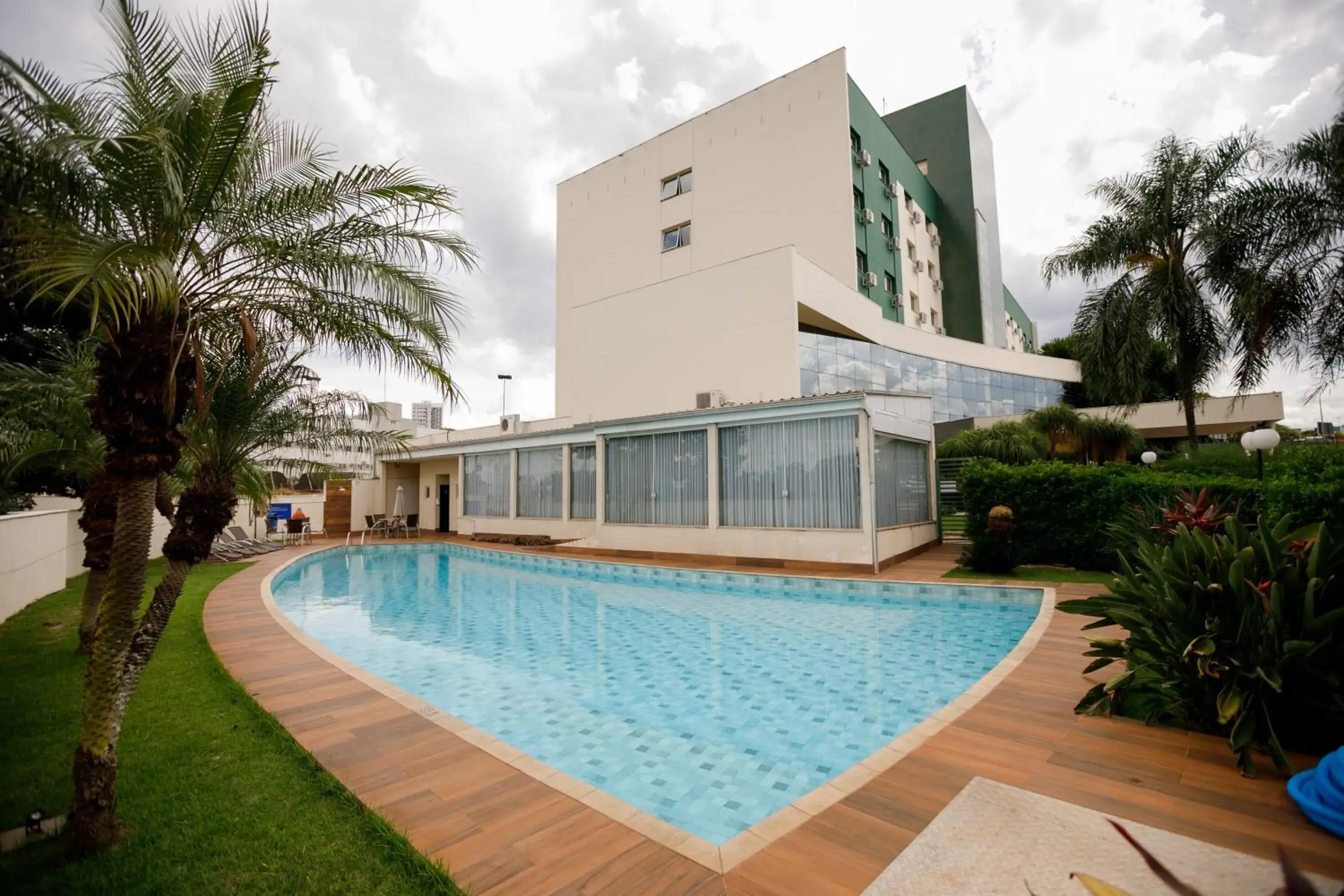 Swimming pool in Comfort Suites Londrina Swimming pool in Comfort Suites Londrina
