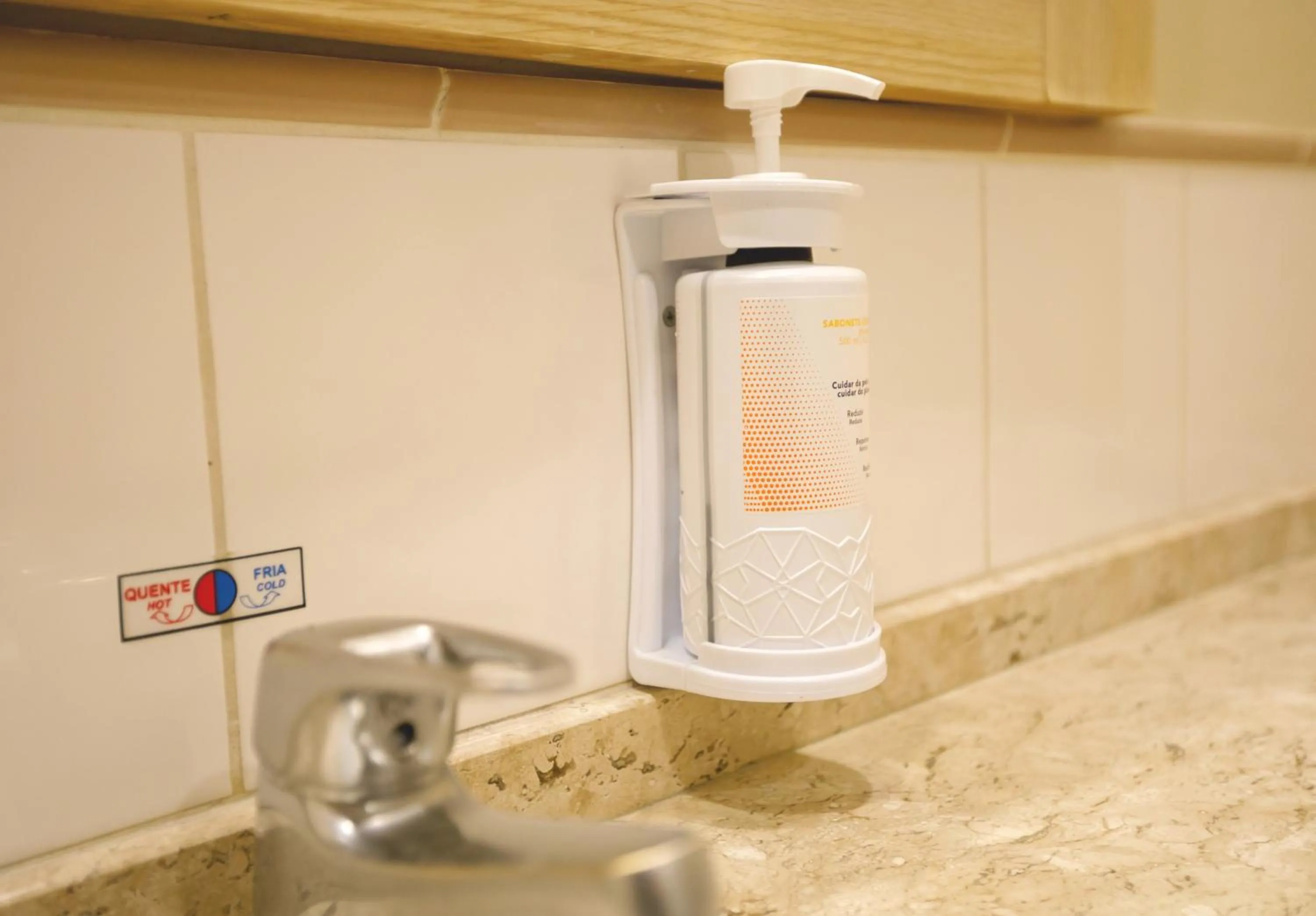 Bathroom in Comfort Suites Londrina