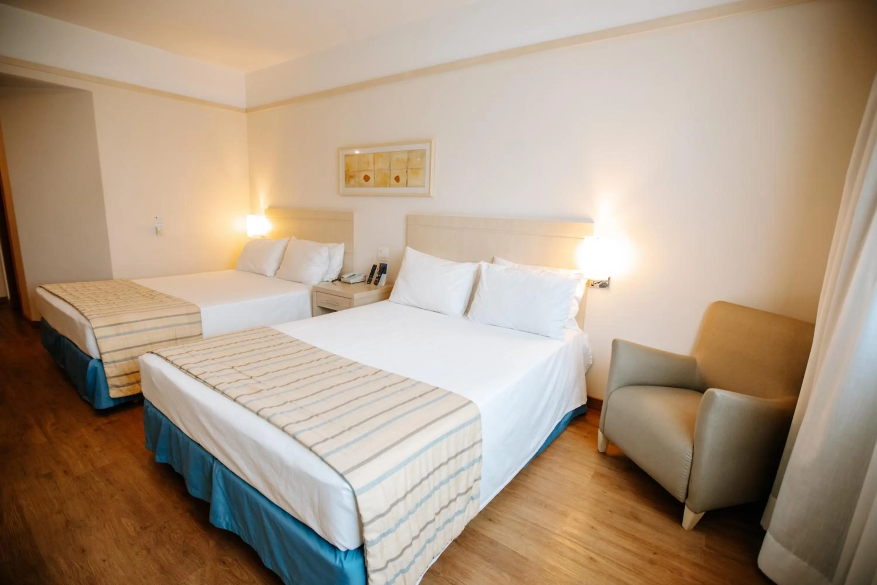 Photo of the whole room, Bed in Comfort Suites Londrina