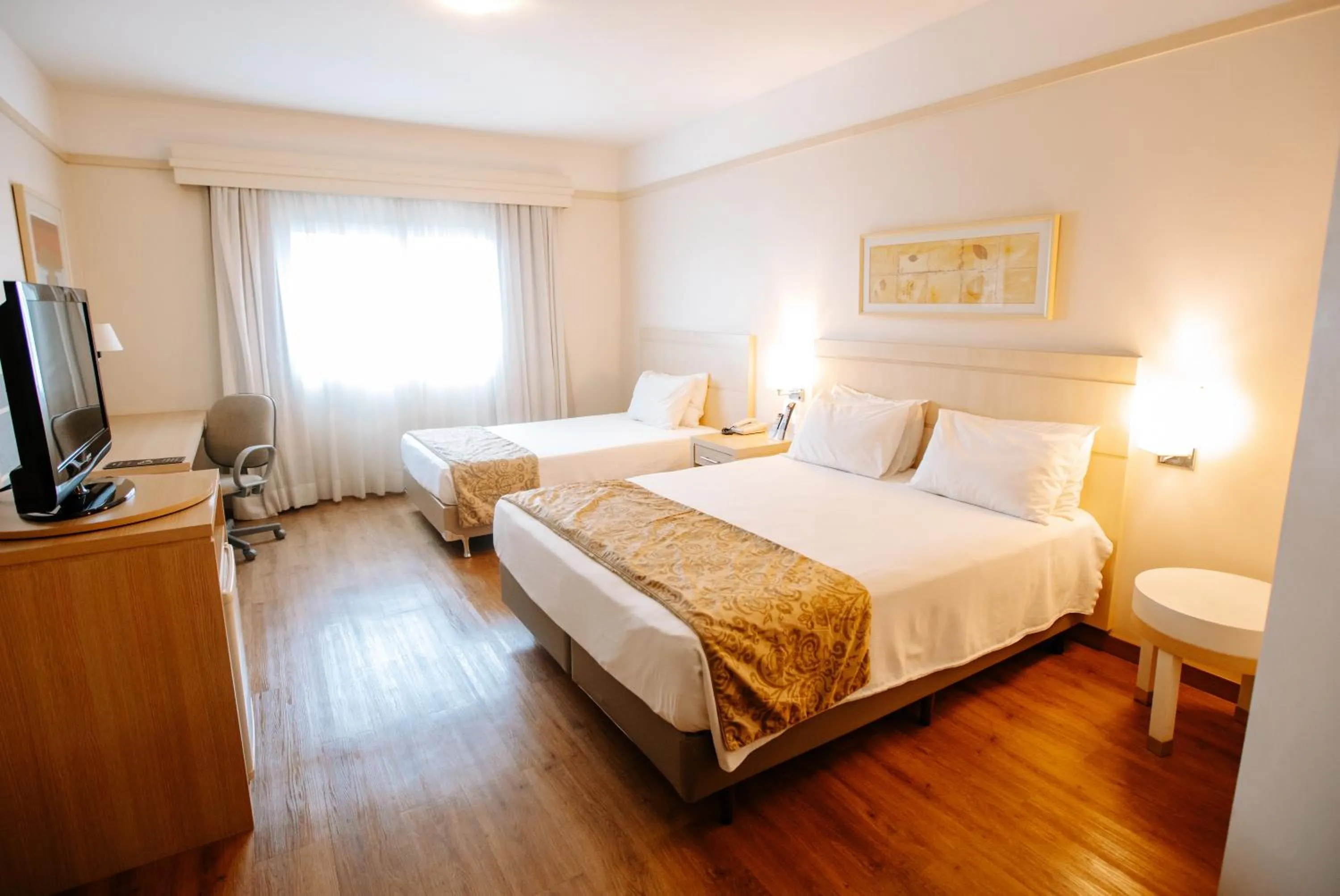 Photo of the whole room, Bed in Comfort Suites Londrina