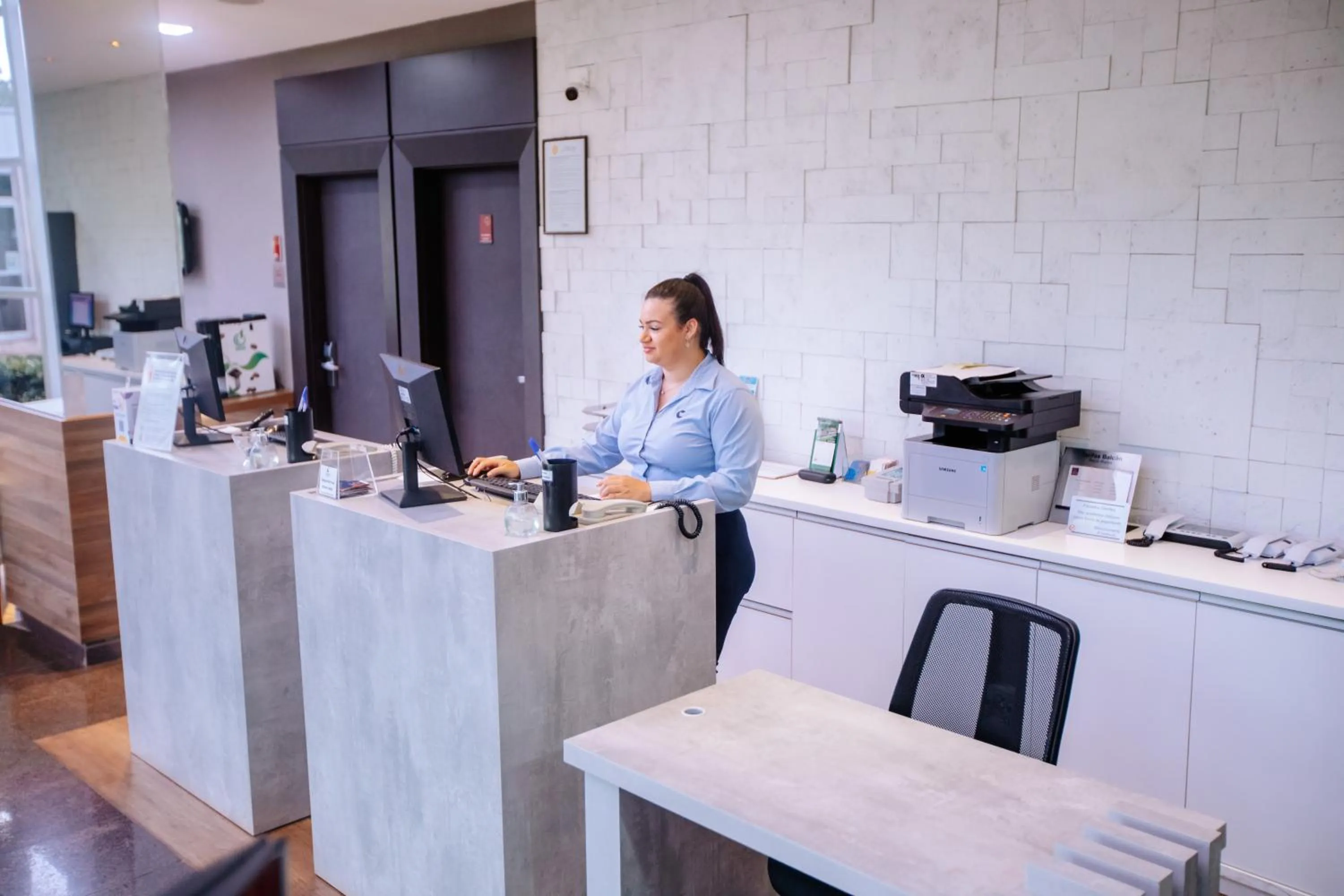 Lobby or reception in Comfort Suites Londrina