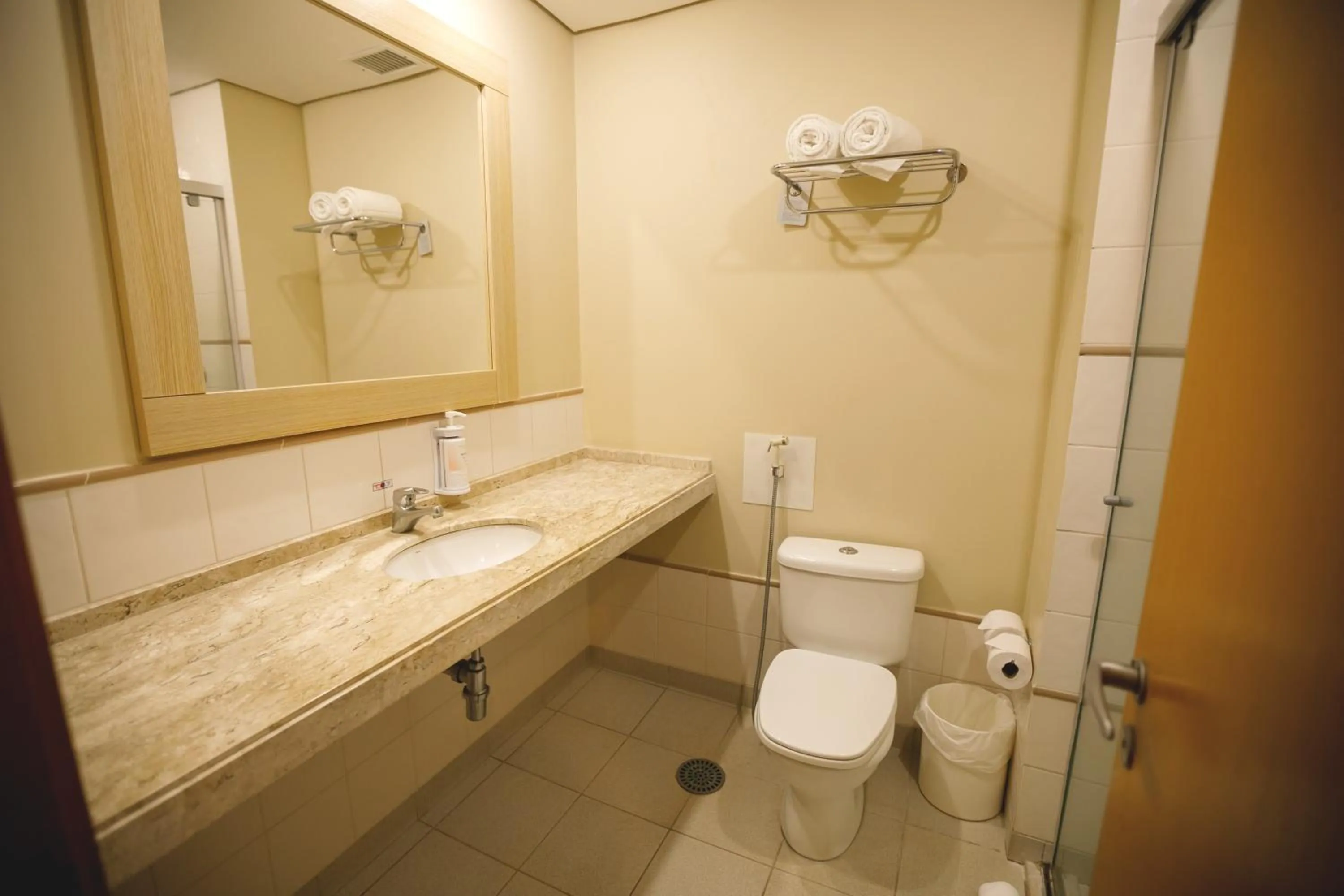 Bathroom in Comfort Suites Londrina