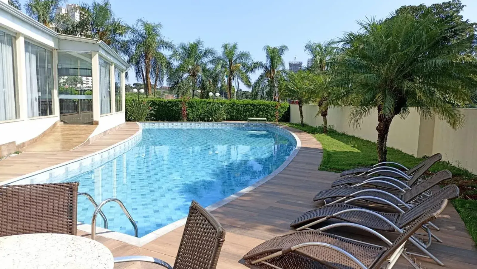 Swimming pool in Comfort Suites Londrina Swimming pool in Comfort Suites Londrina