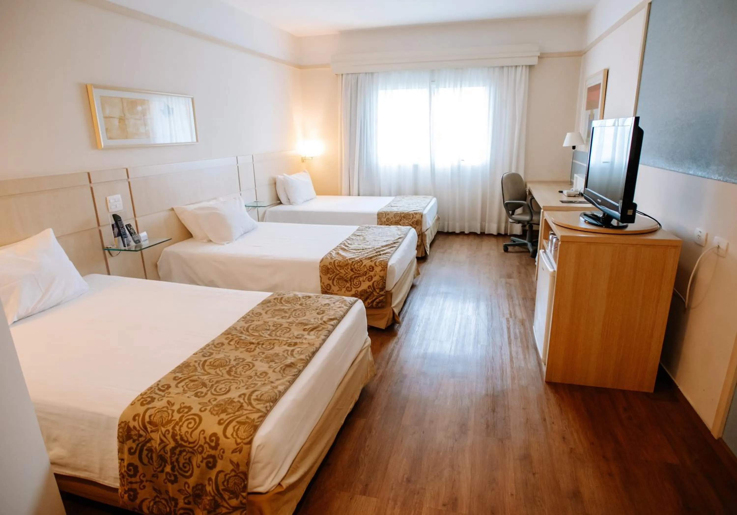 Photo of the whole room, Bed in Comfort Suites Londrina