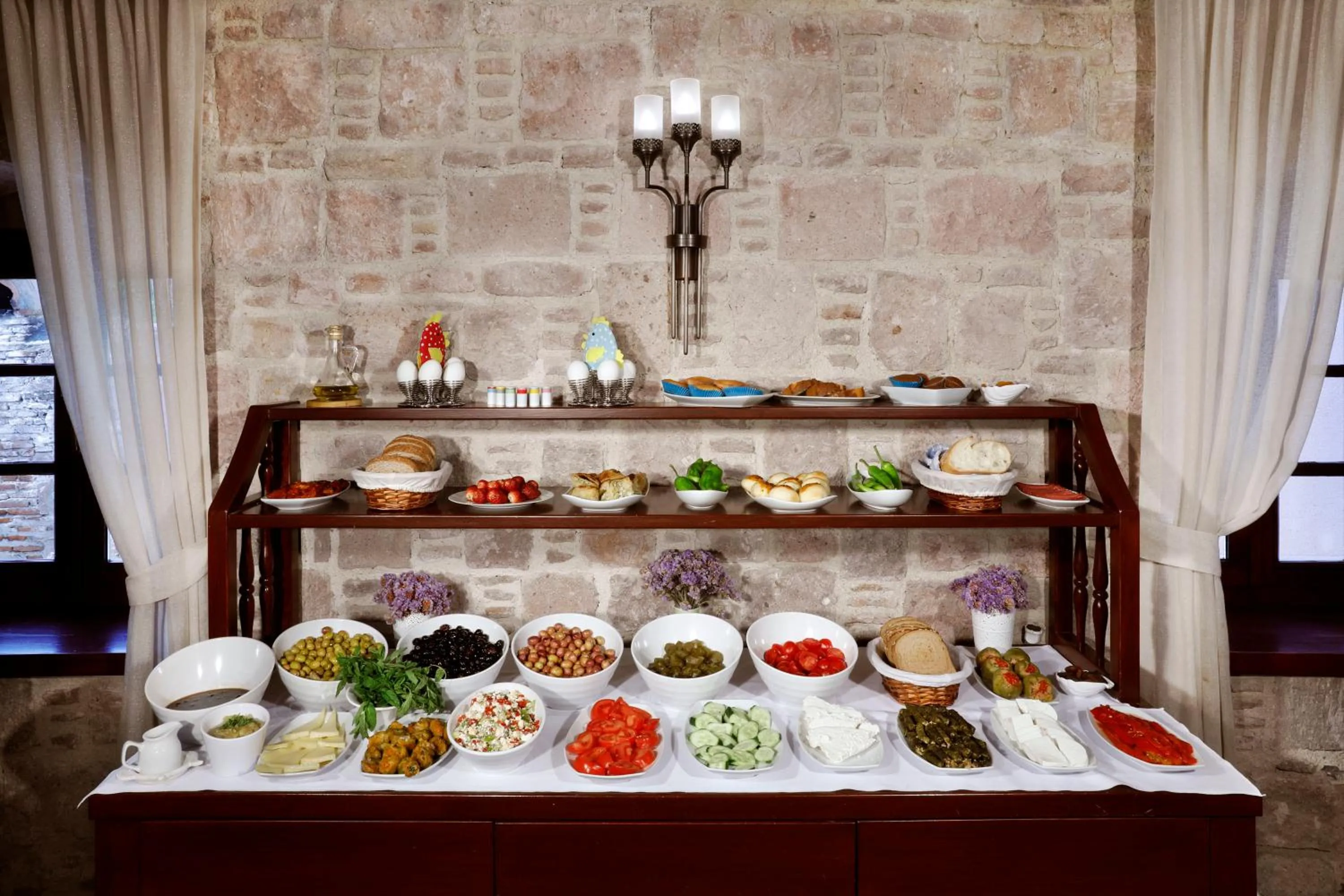 Buffet breakfast in YundAntik Cunda Konaklari