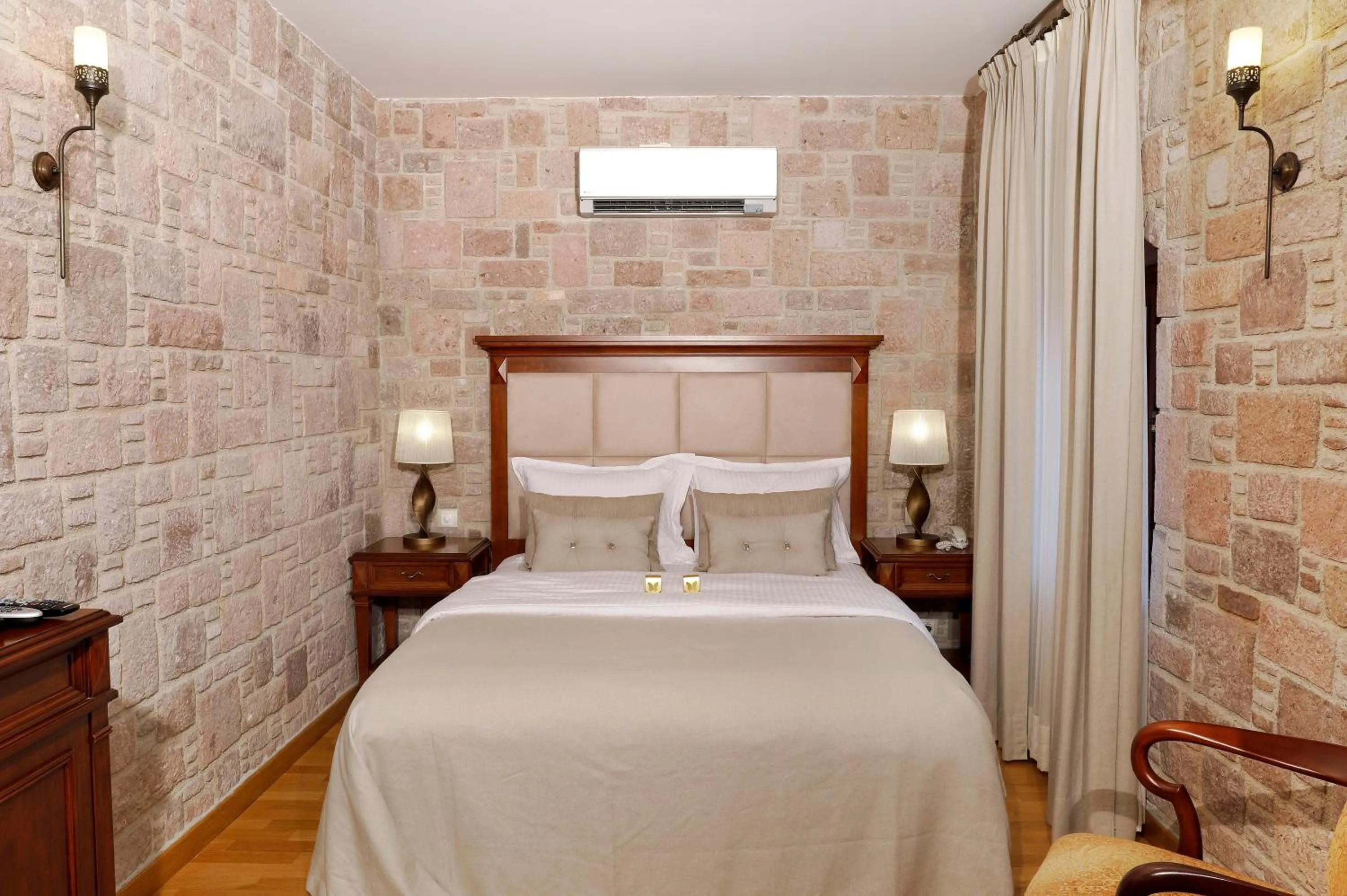 Photo of the whole room in YundAntik Cunda Konaklari