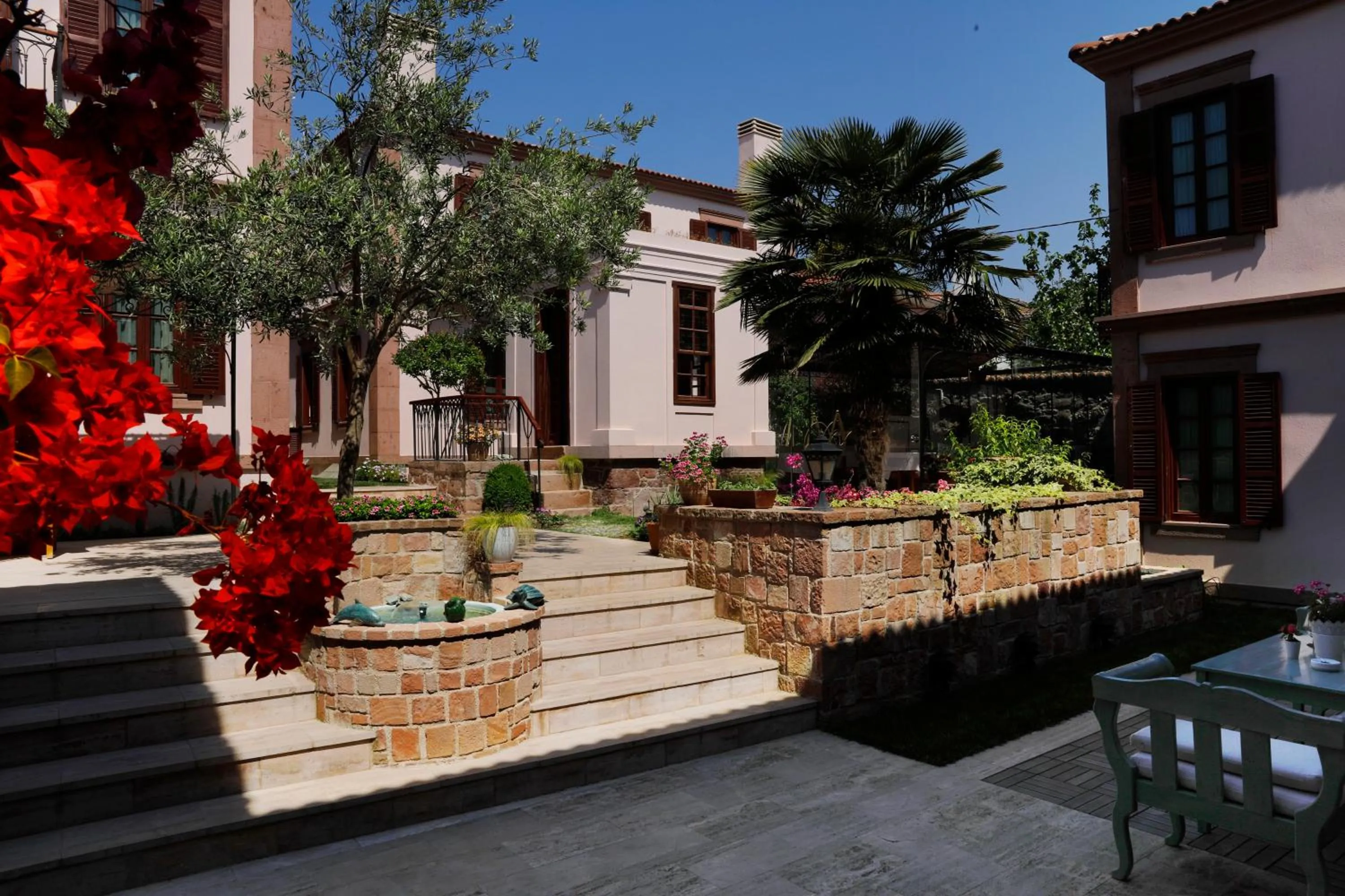 Garden in YundAntik Cunda Konaklari