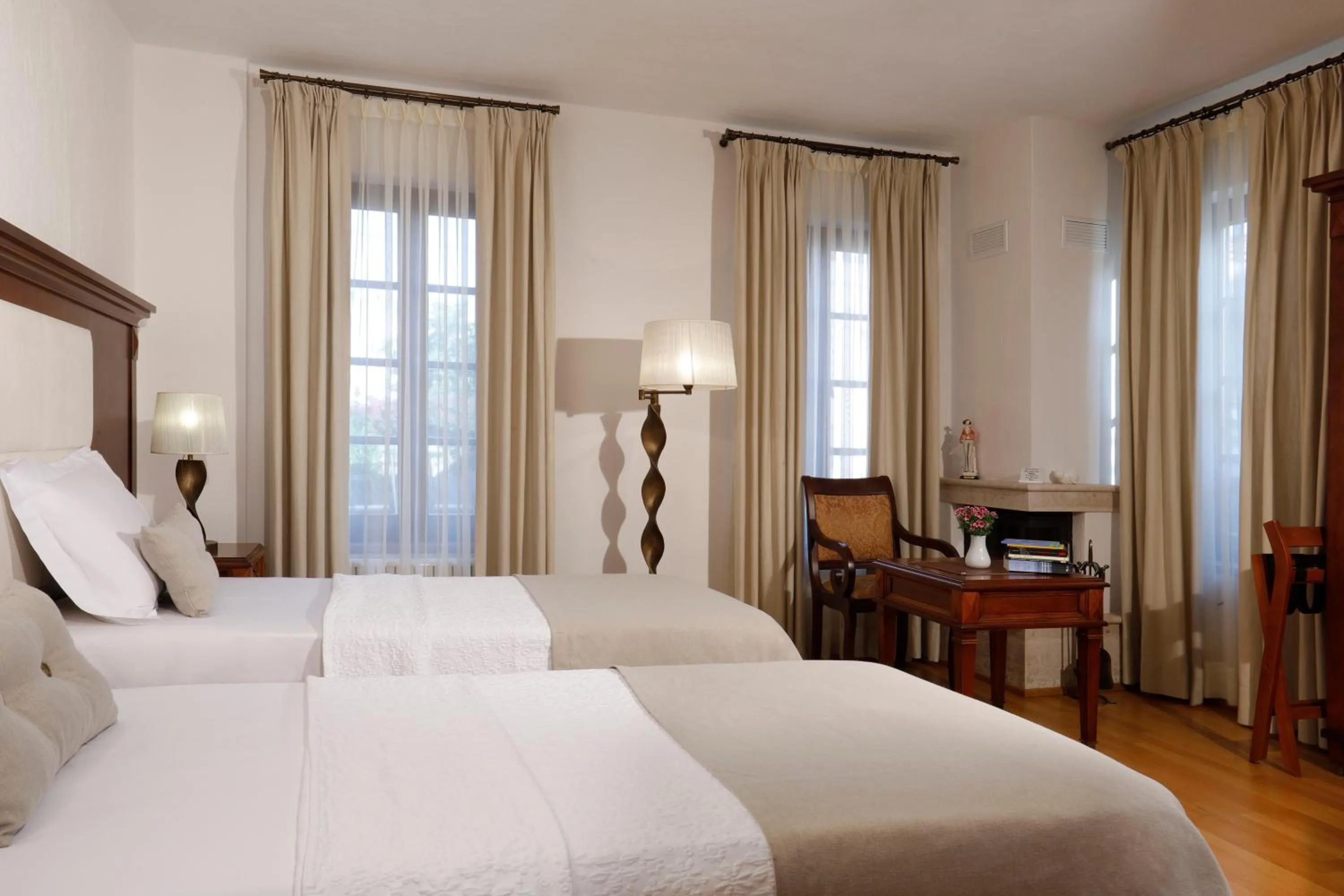 Bed in YundAntik Cunda Konaklari