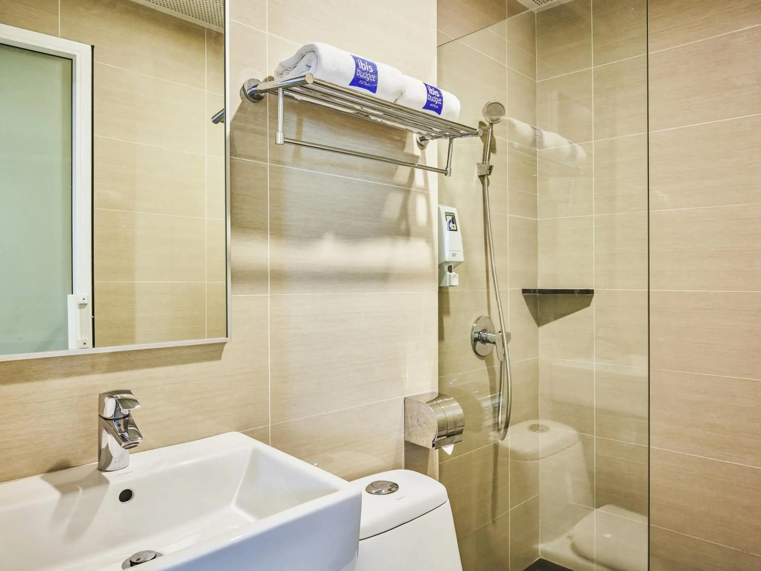 Deluxe Twin Room in ibis budget Singapore Emerald Deluxe Twin Room in ibis budget Singapore Emerald