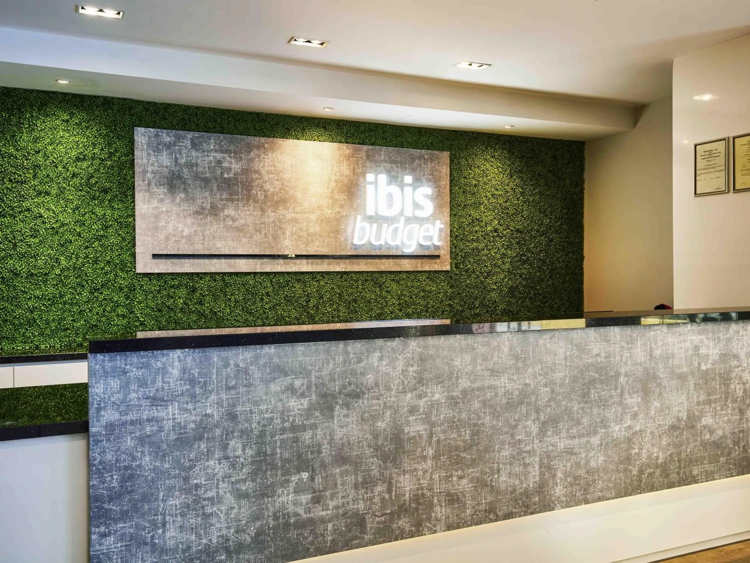 Property building in ibis budget Singapore Emerald Property building in ibis budget Singapore Emerald