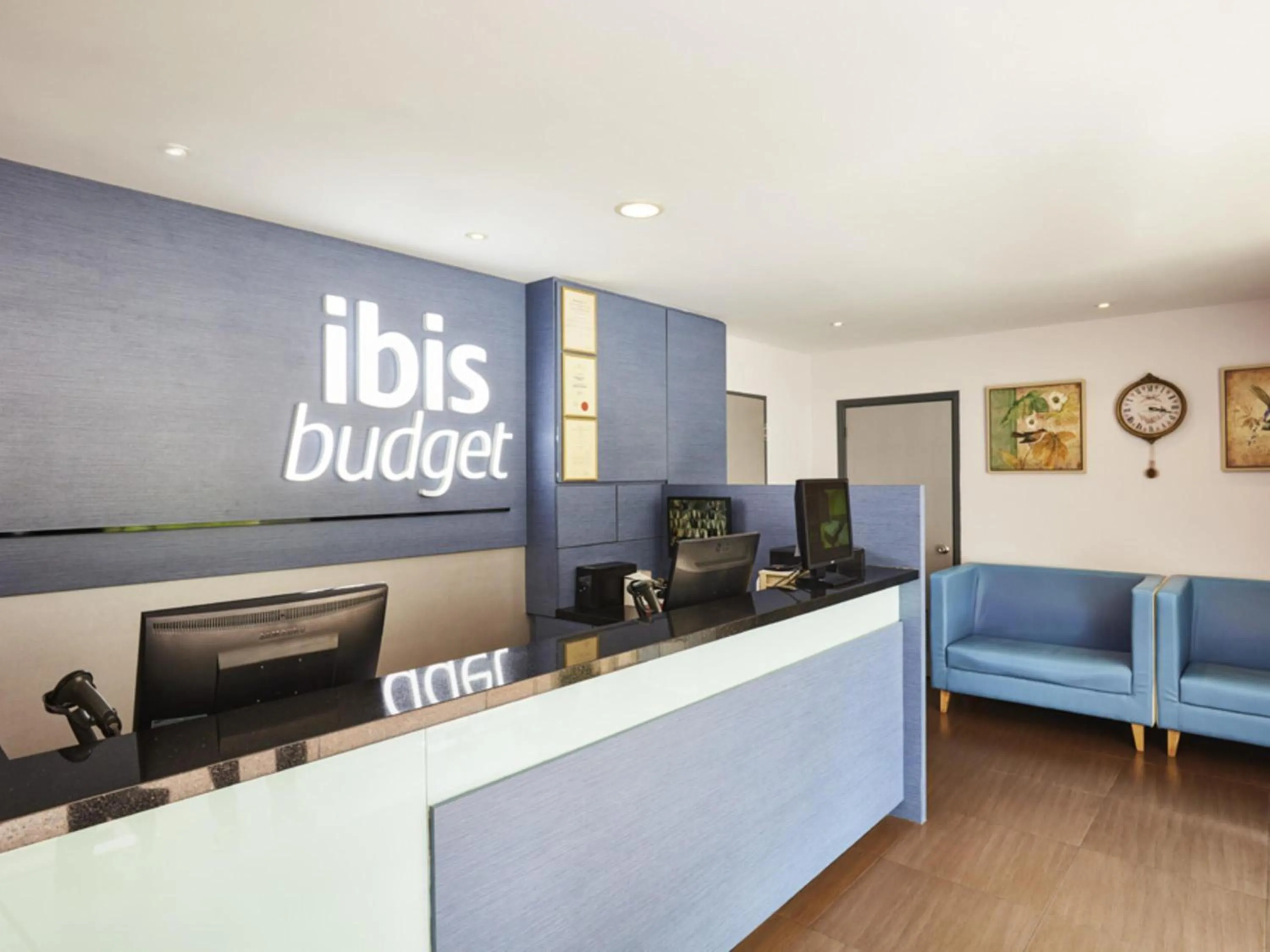 Property building in ibis budget Singapore Sapphire