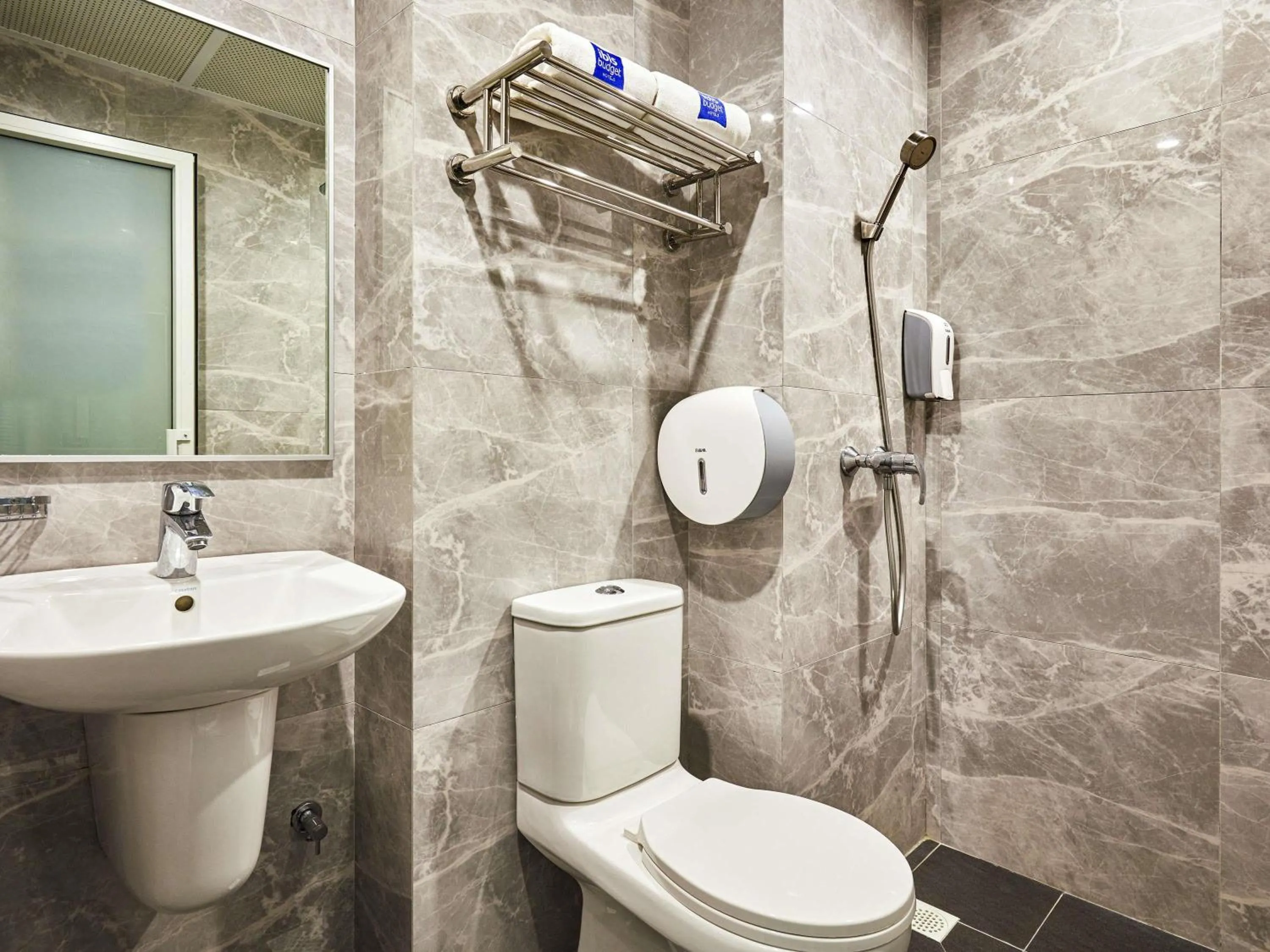 Bedroom in ibis budget Singapore Sapphire