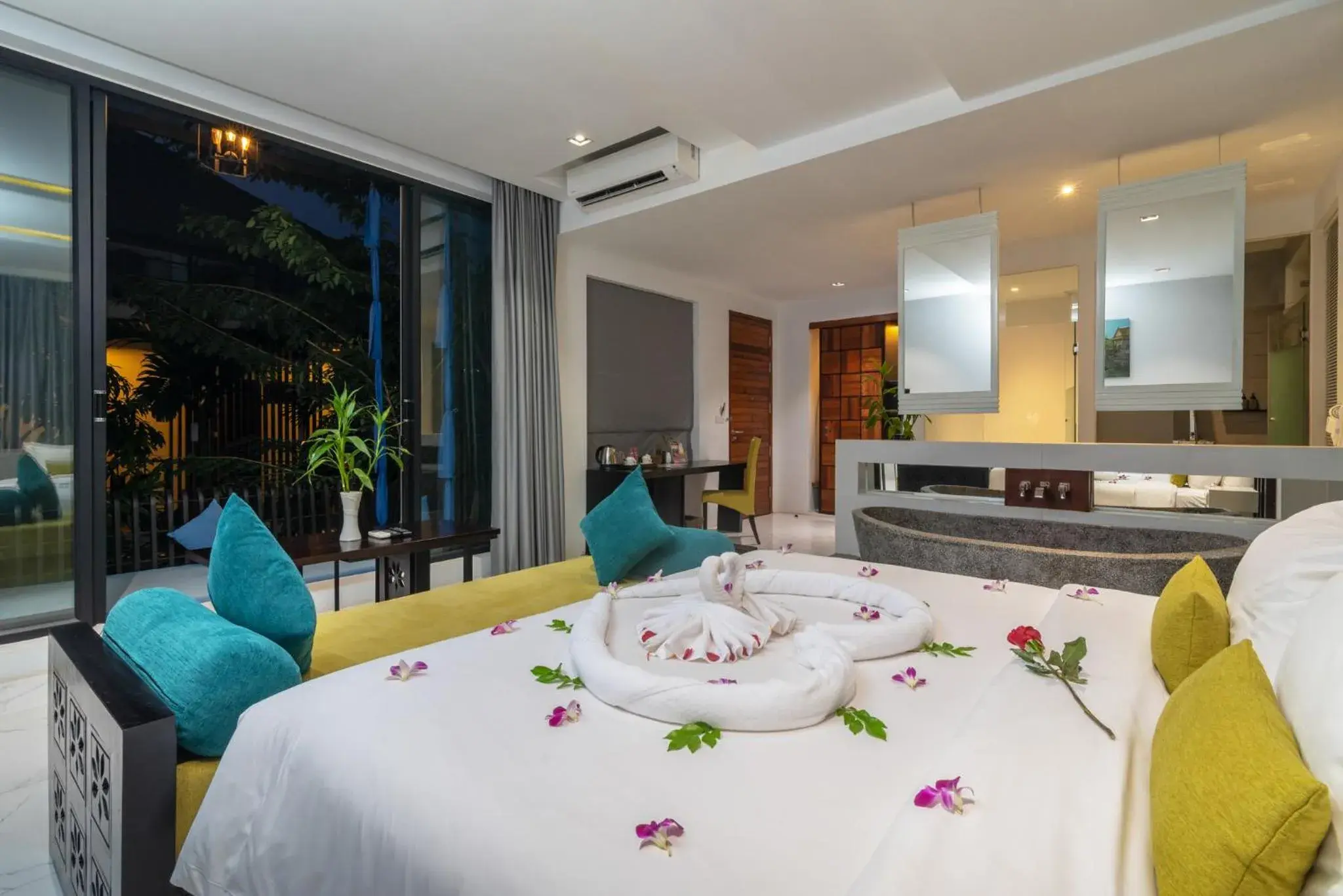 Executive Suite With Private Balcony in King Rock Residence Executive Suite With Private Balcony in King Rock Residence