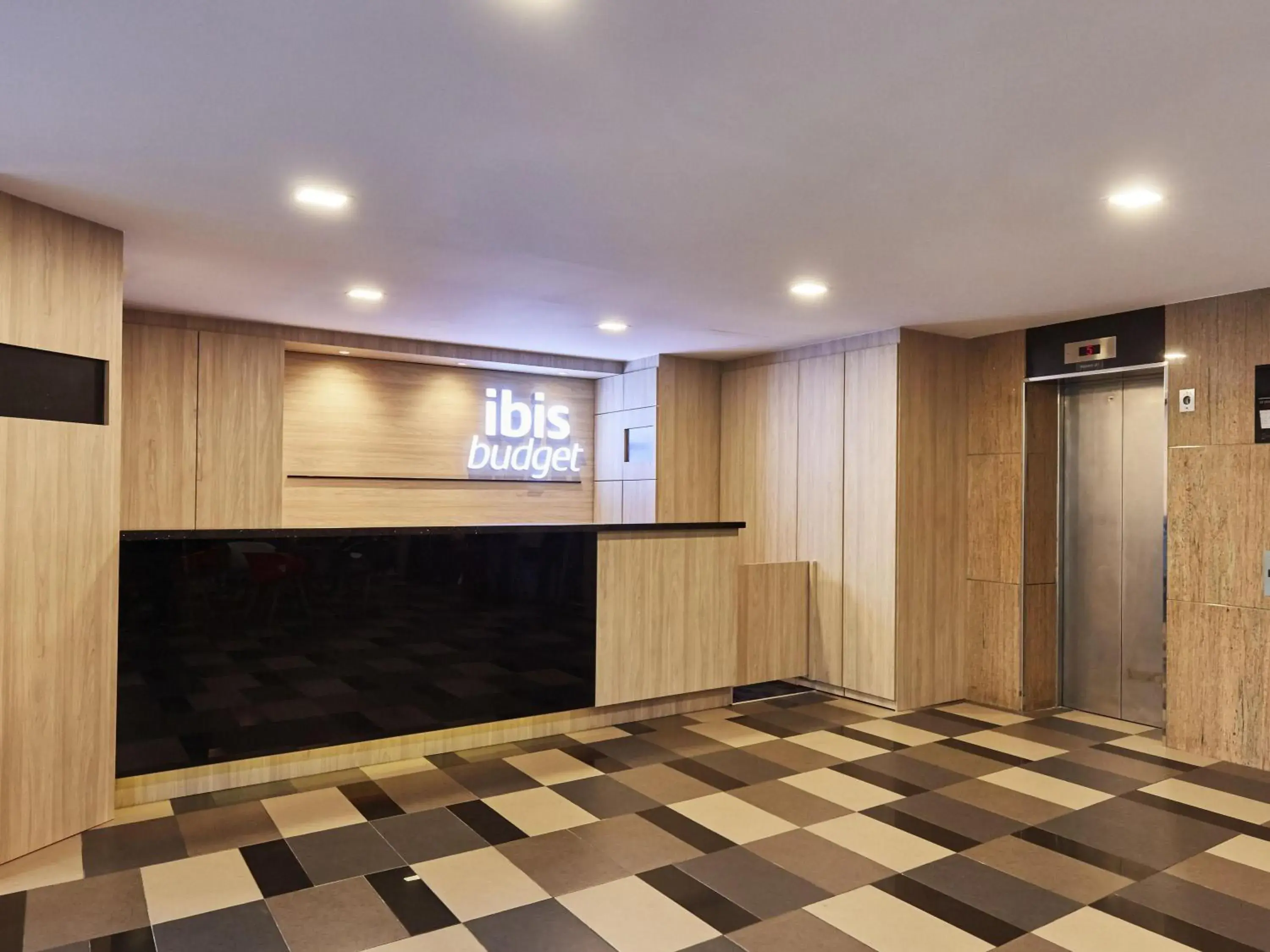 Property building in ibis budget Singapore Ruby Property building in ibis budget Singapore Ruby
