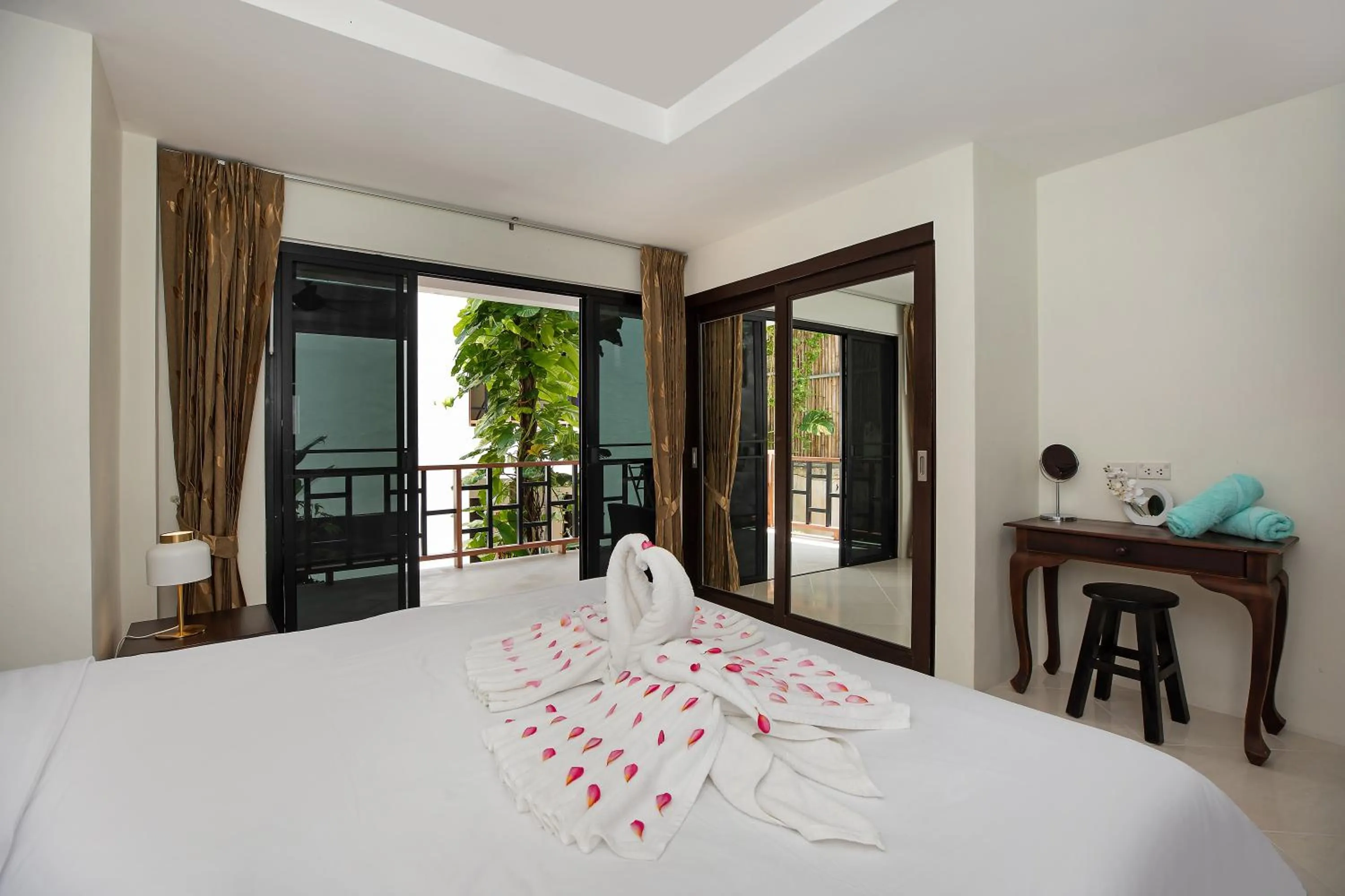 Bed in Baan Chom View Kamala - SHA Plus