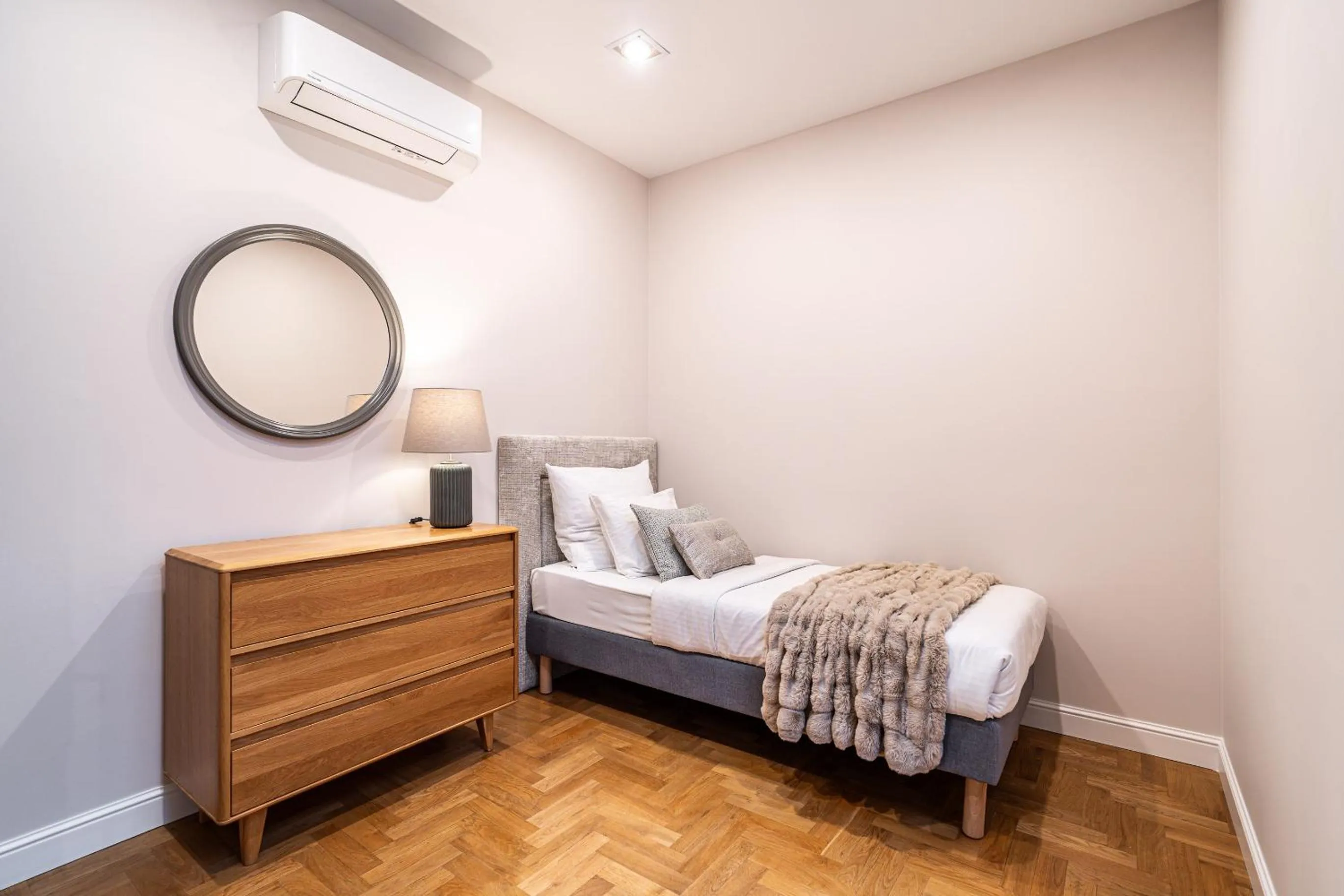 Bed in Venetian House Market Square Aparthotel