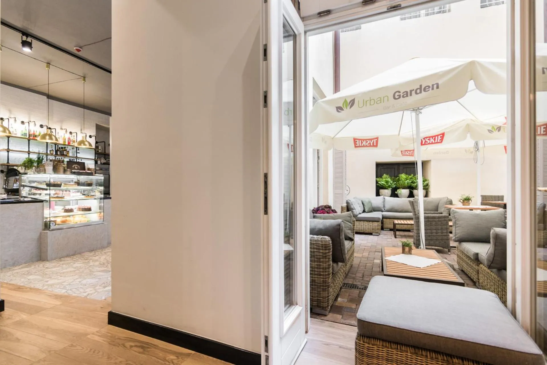 Restaurant/places to eat in Venetian House Market Square Aparthotel