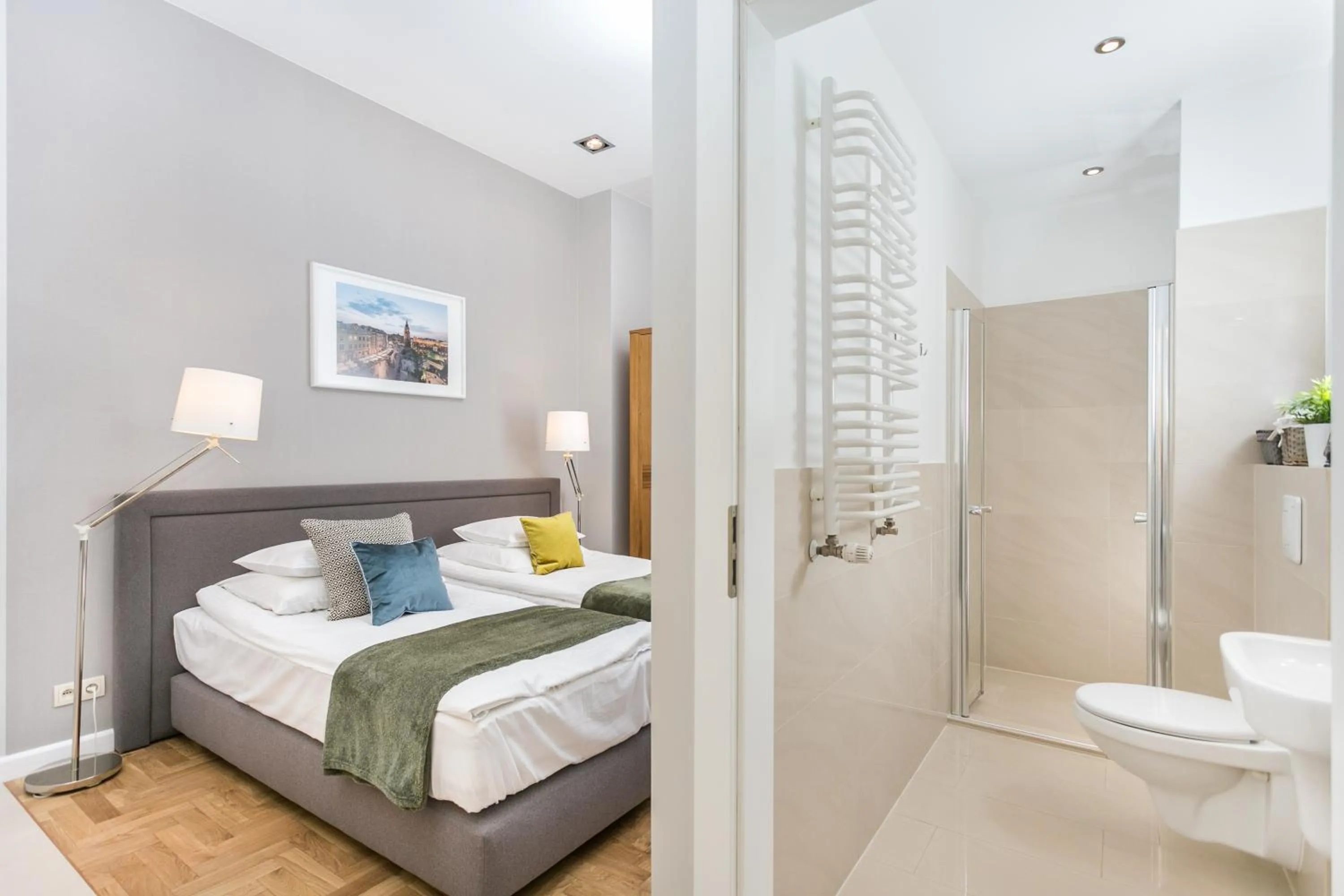 Bathroom, Bed in Venetian House Market Square Aparthotel