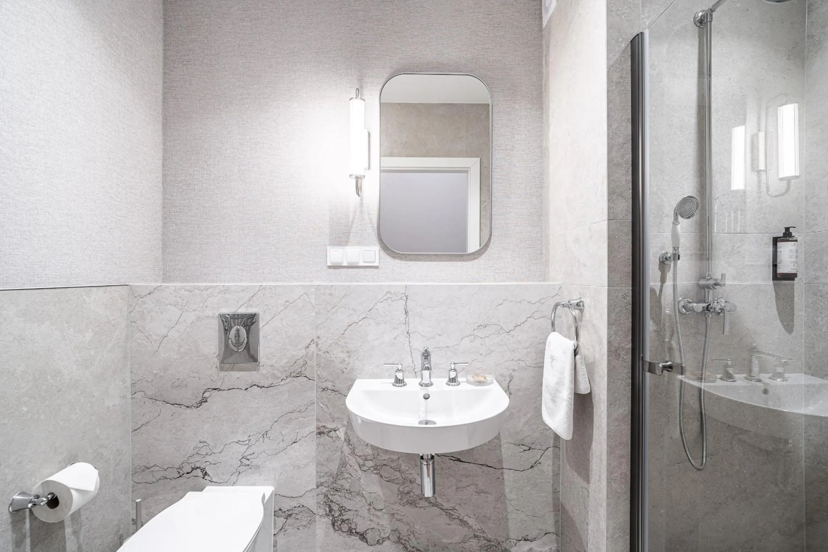 Shower in Venetian House Market Square Aparthotel