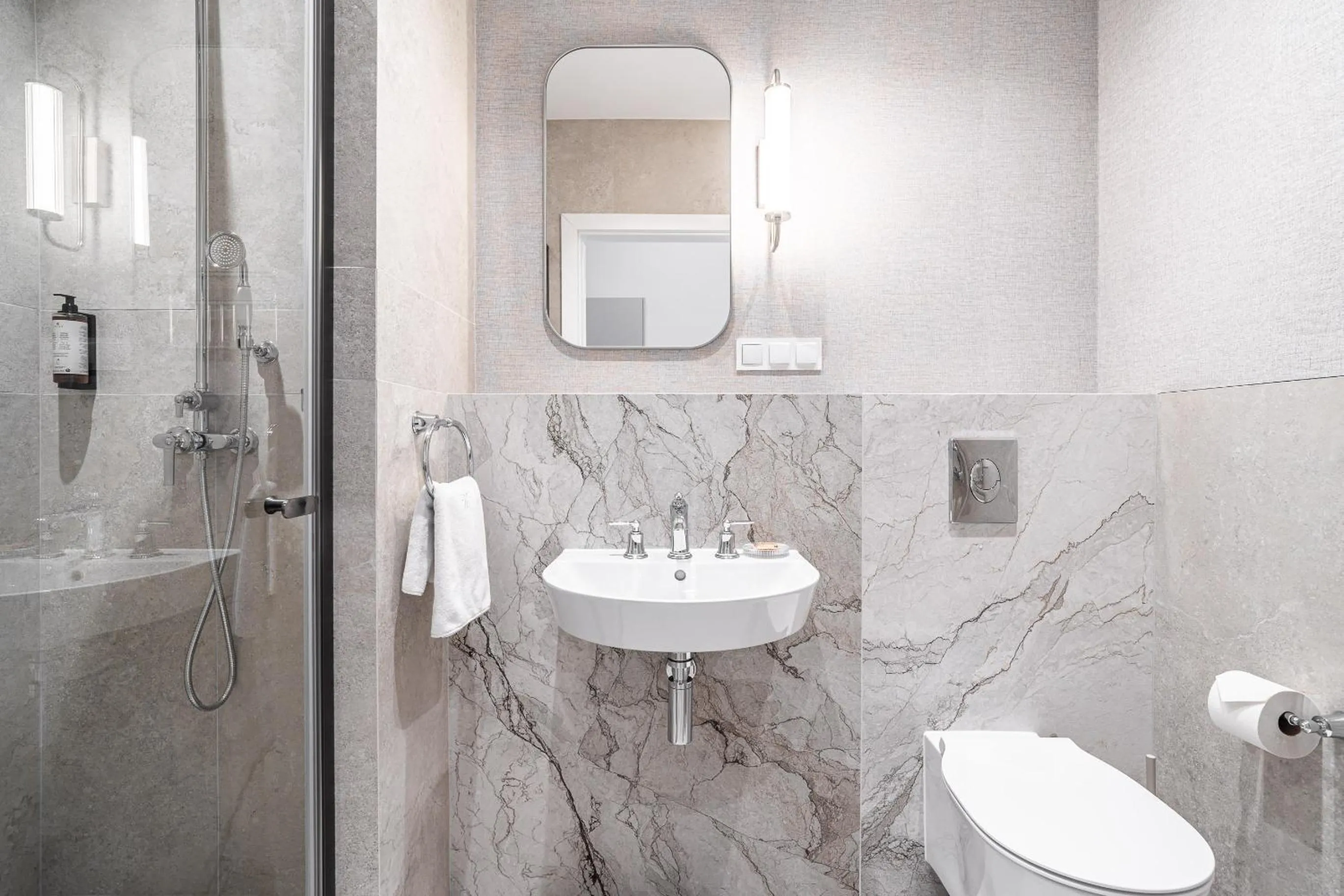 Shower in Venetian House Market Square Aparthotel