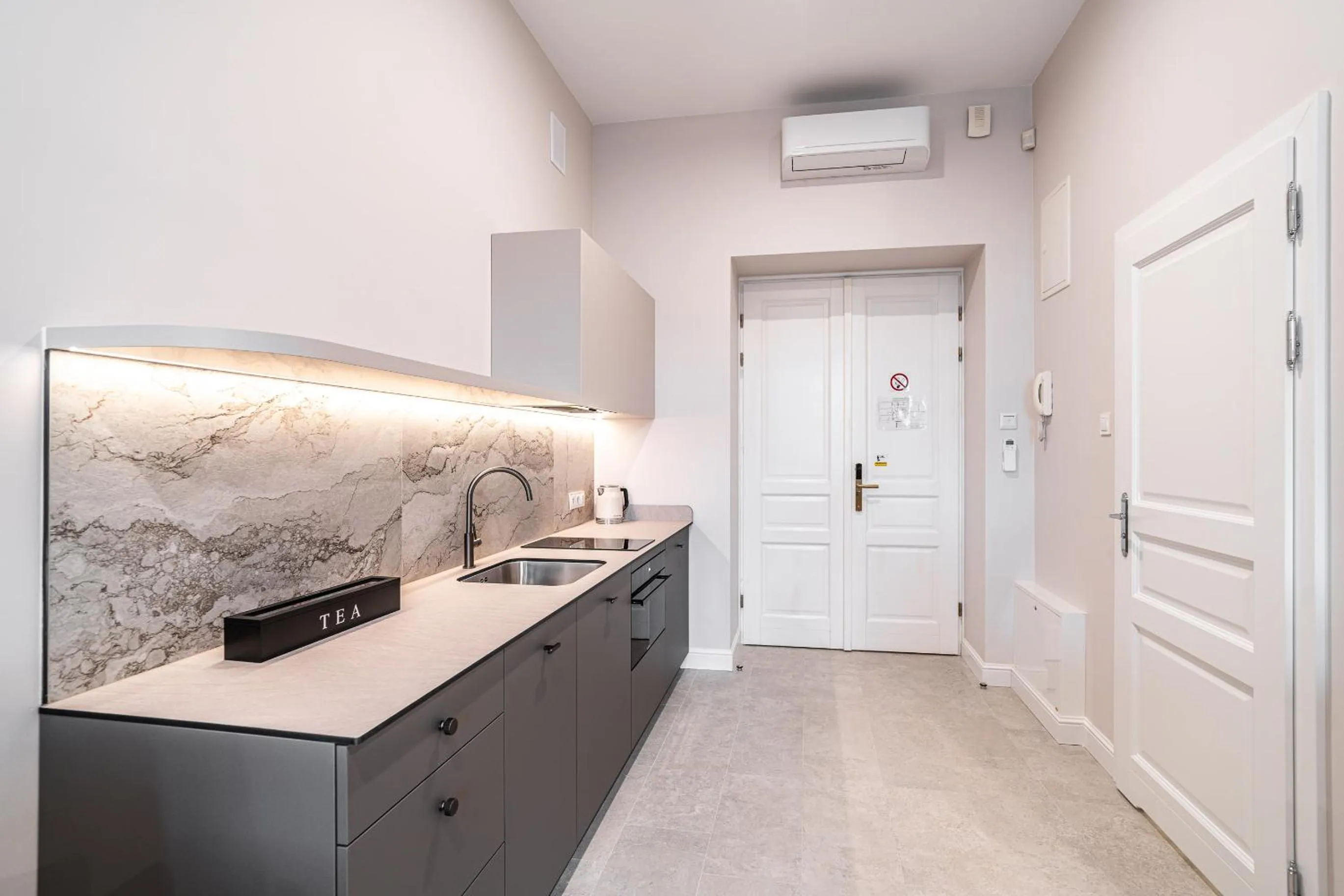 Kitchen or kitchenette in Venetian House Market Square Aparthotel