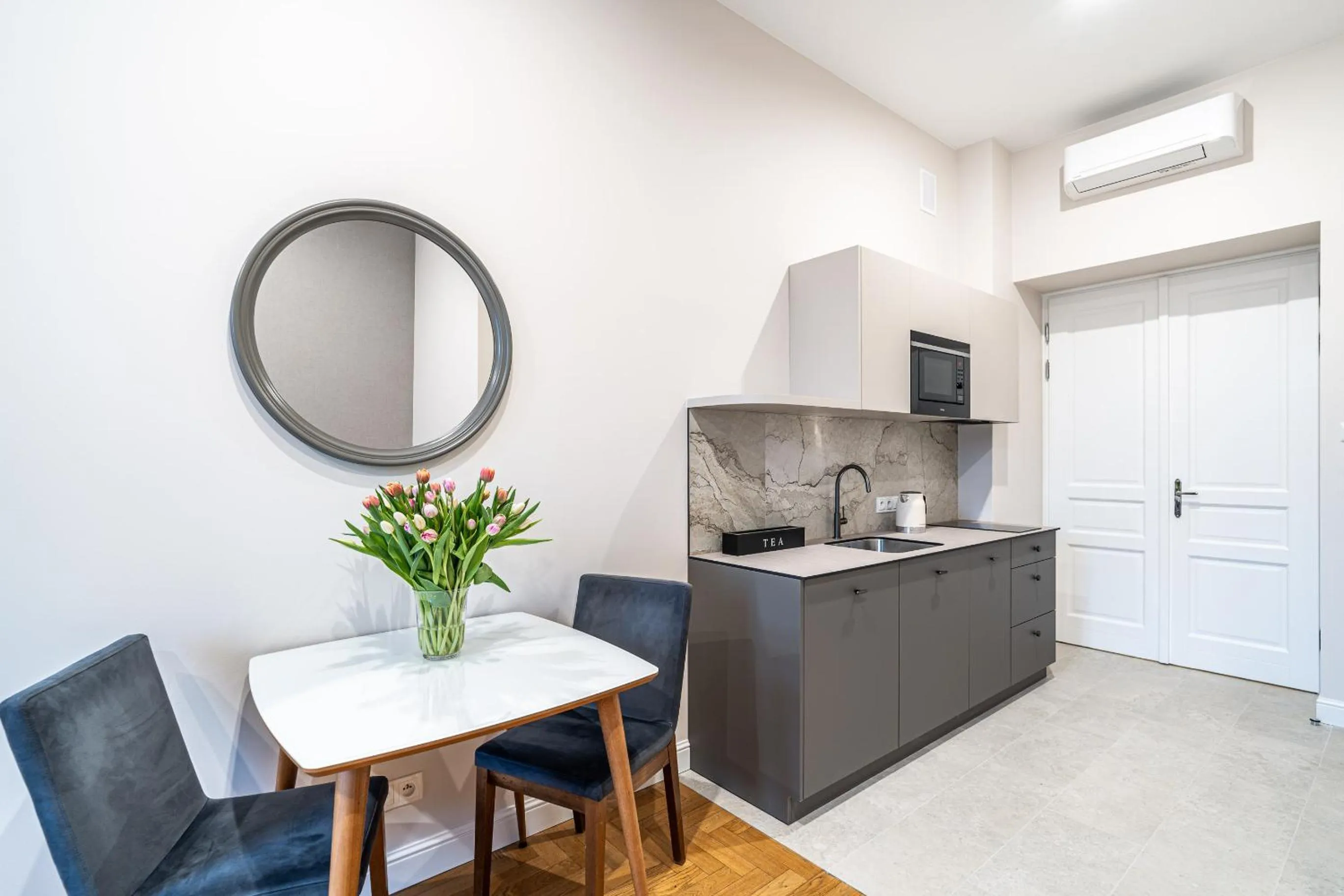 Kitchen or kitchenette in Venetian House Market Square Aparthotel