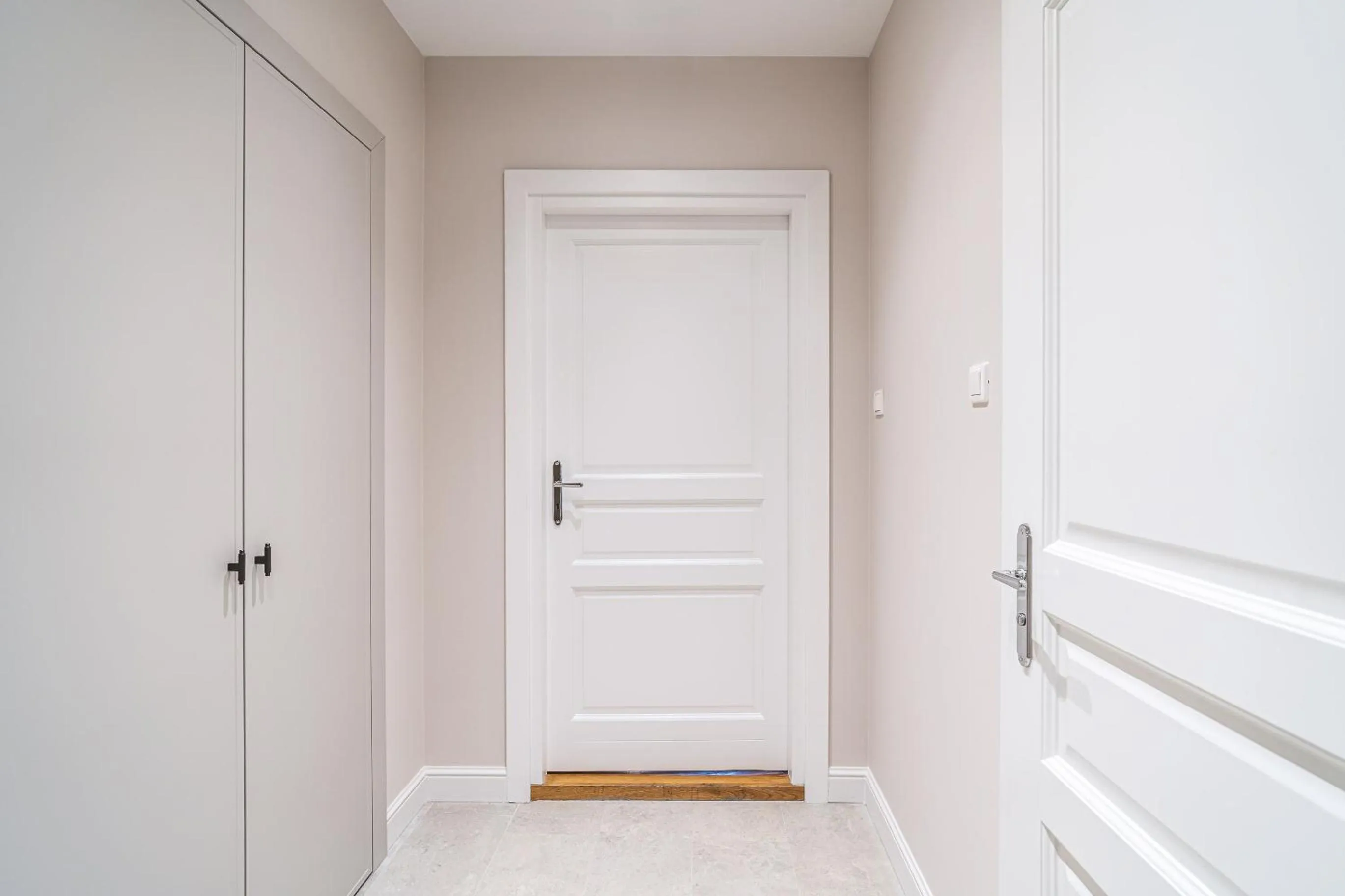 wardrobe in Venetian House Market Square Aparthotel