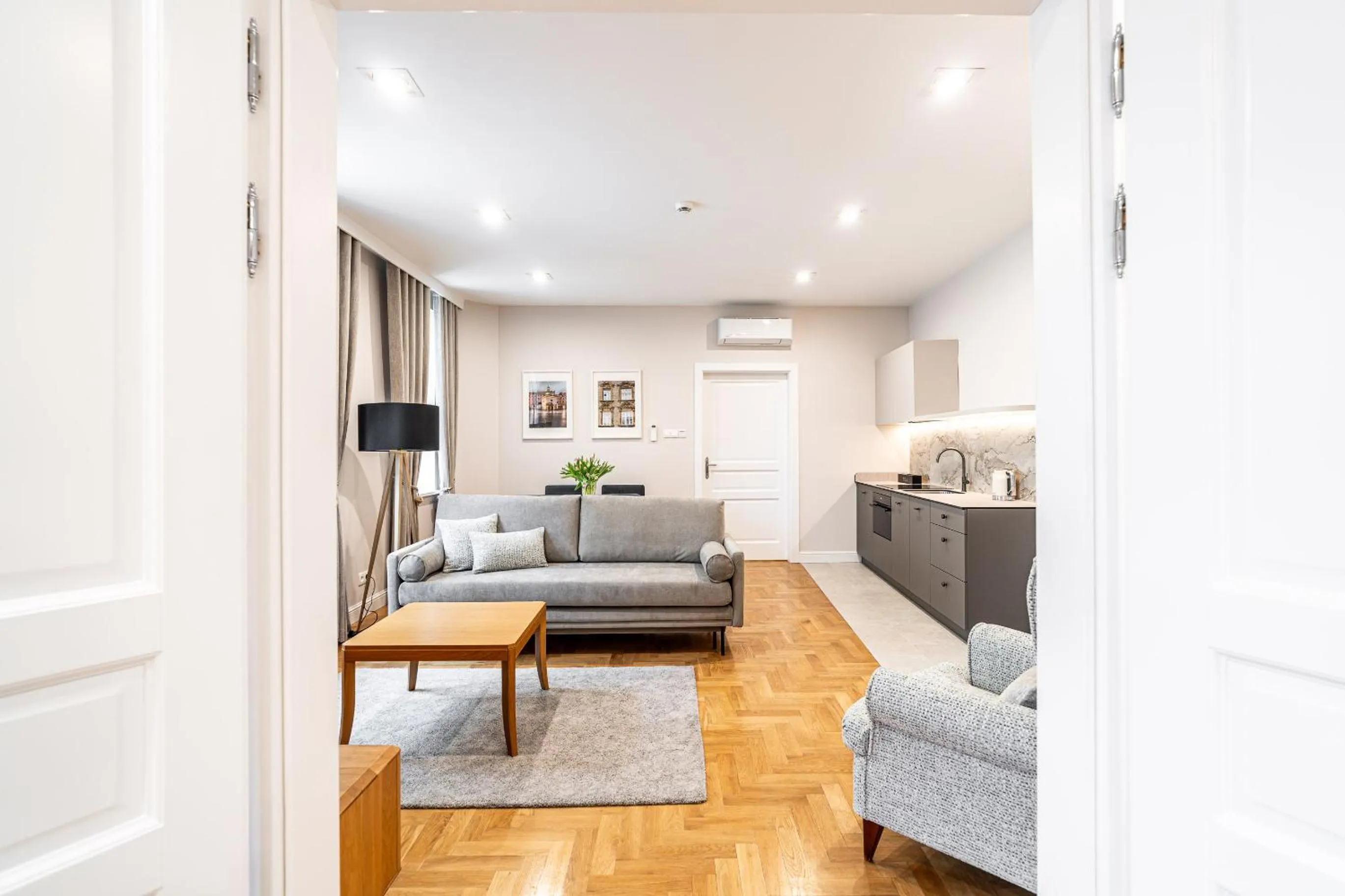 TV and multimedia in Venetian House Market Square Aparthotel