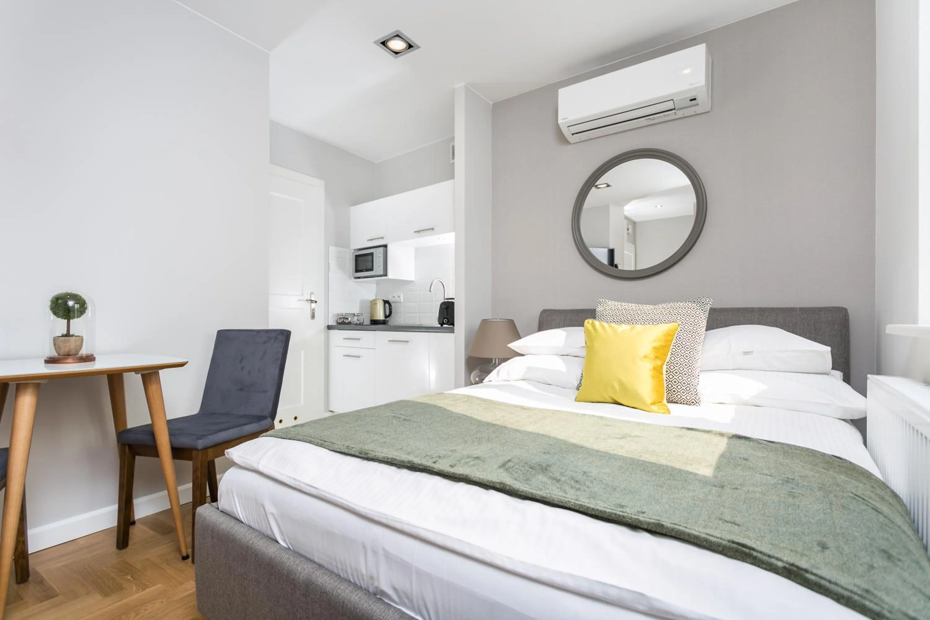 Photo of the whole room, Bed in Venetian House Market Square Aparthotel