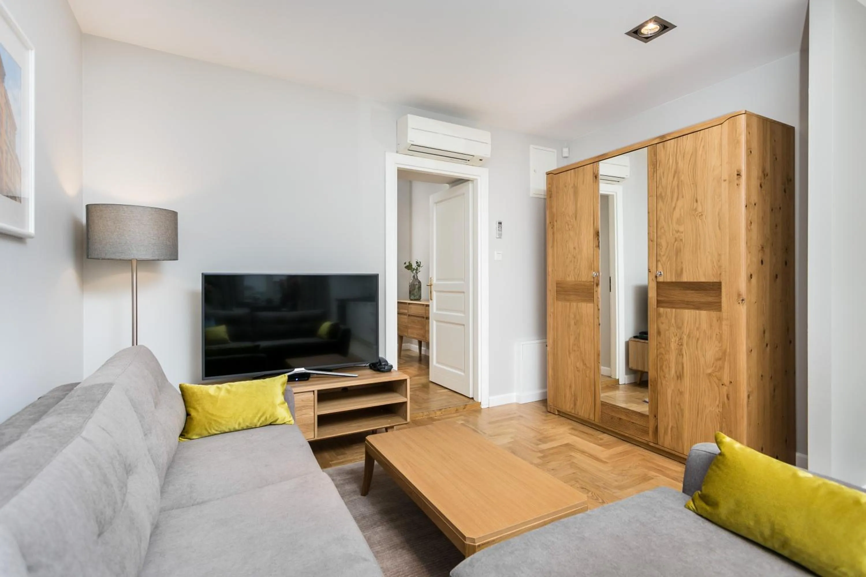 TV and multimedia in Venetian House Market Square Aparthotel