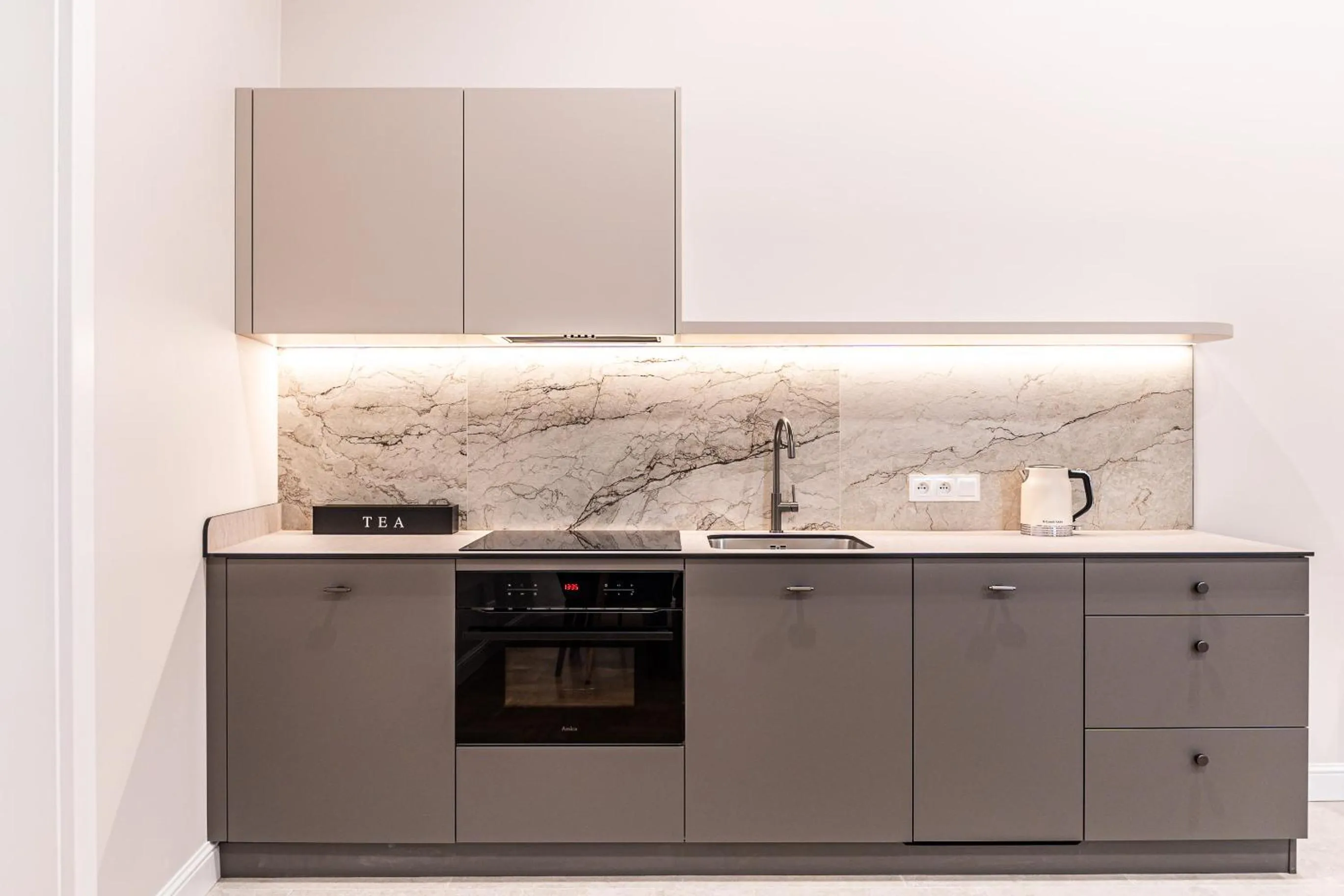 Coffee/tea facilities in Venetian House Market Square Aparthotel