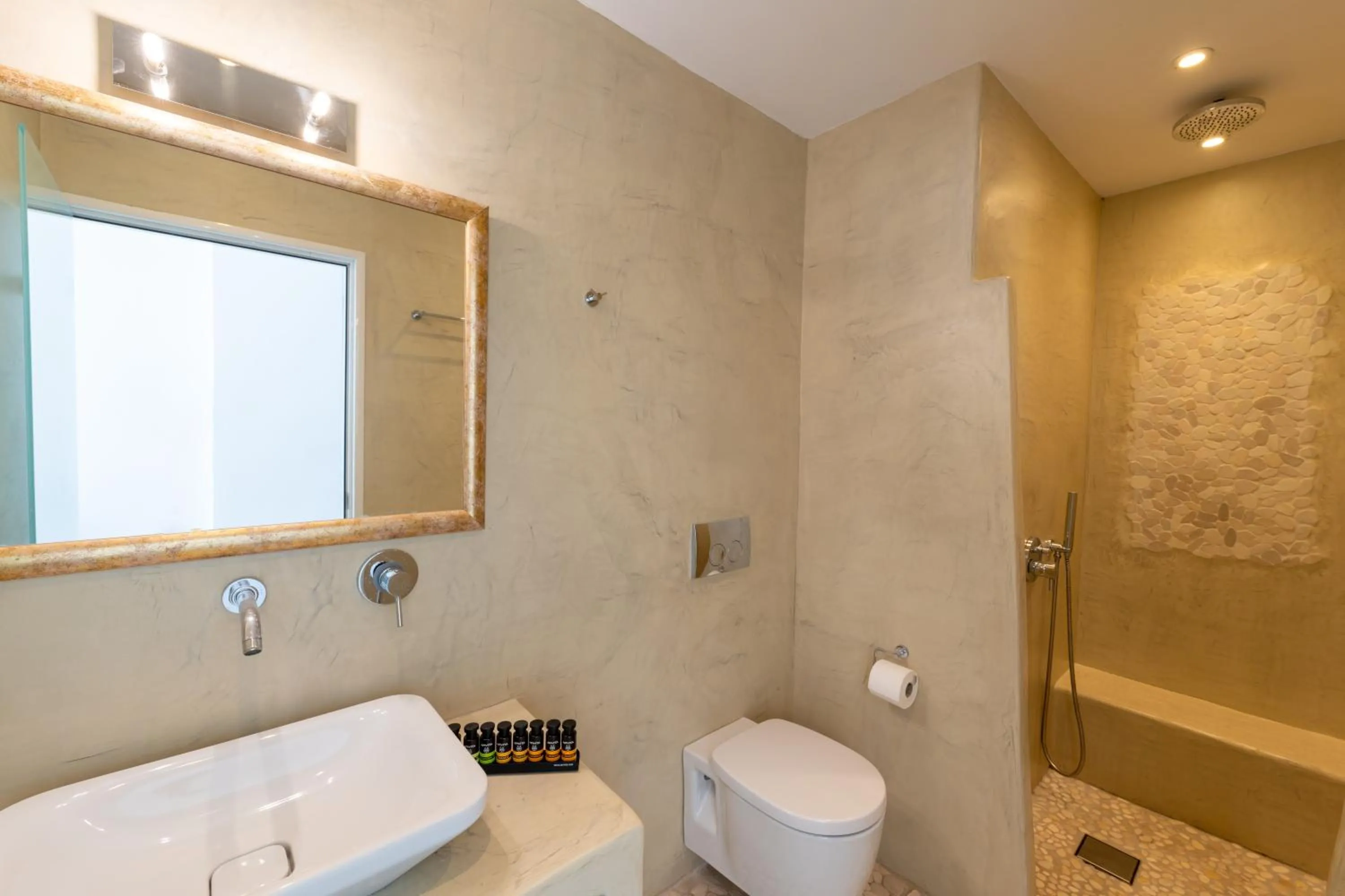 Enalion White Suites Oia