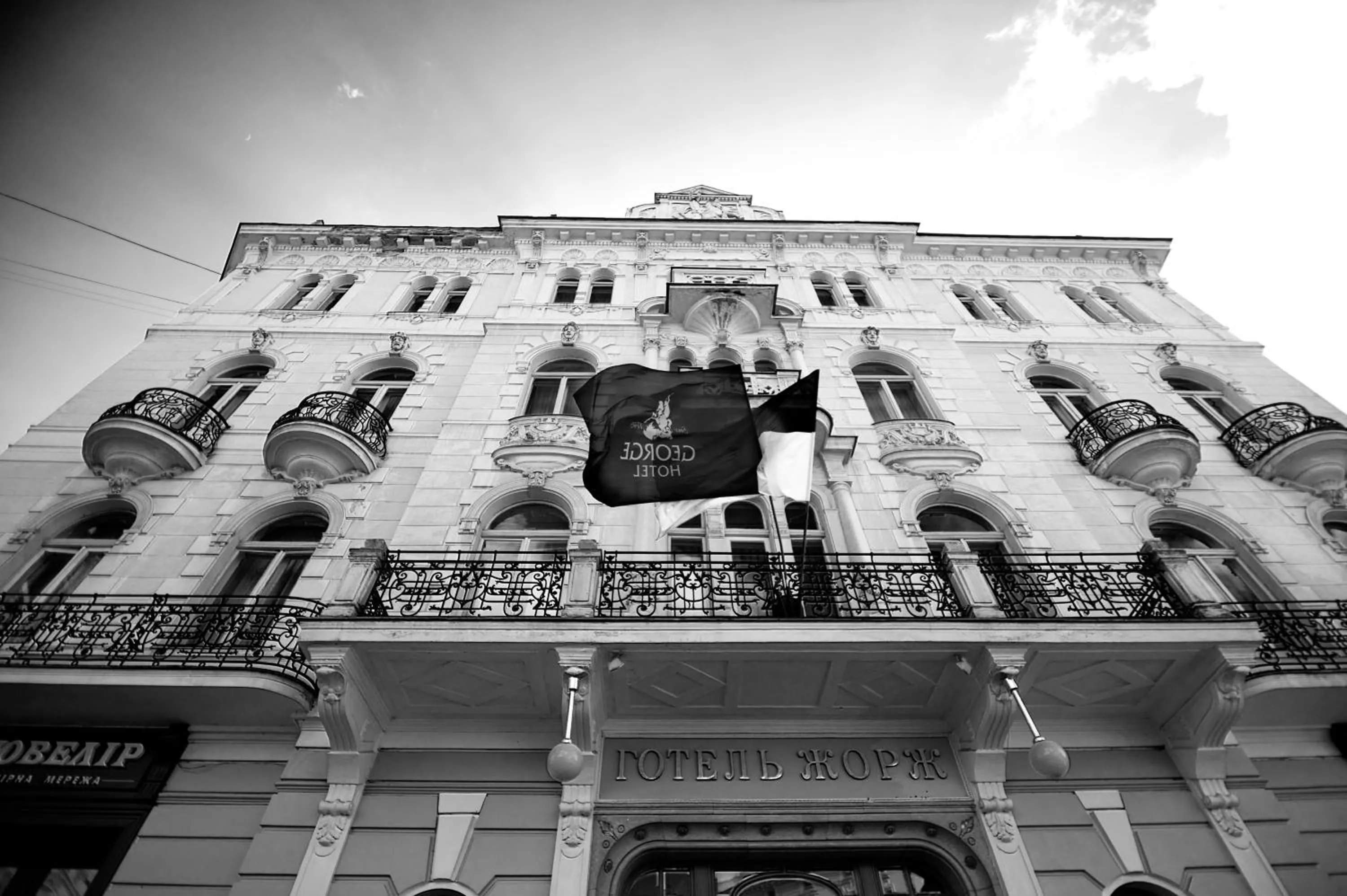 Facade/entrance in George Hotel
