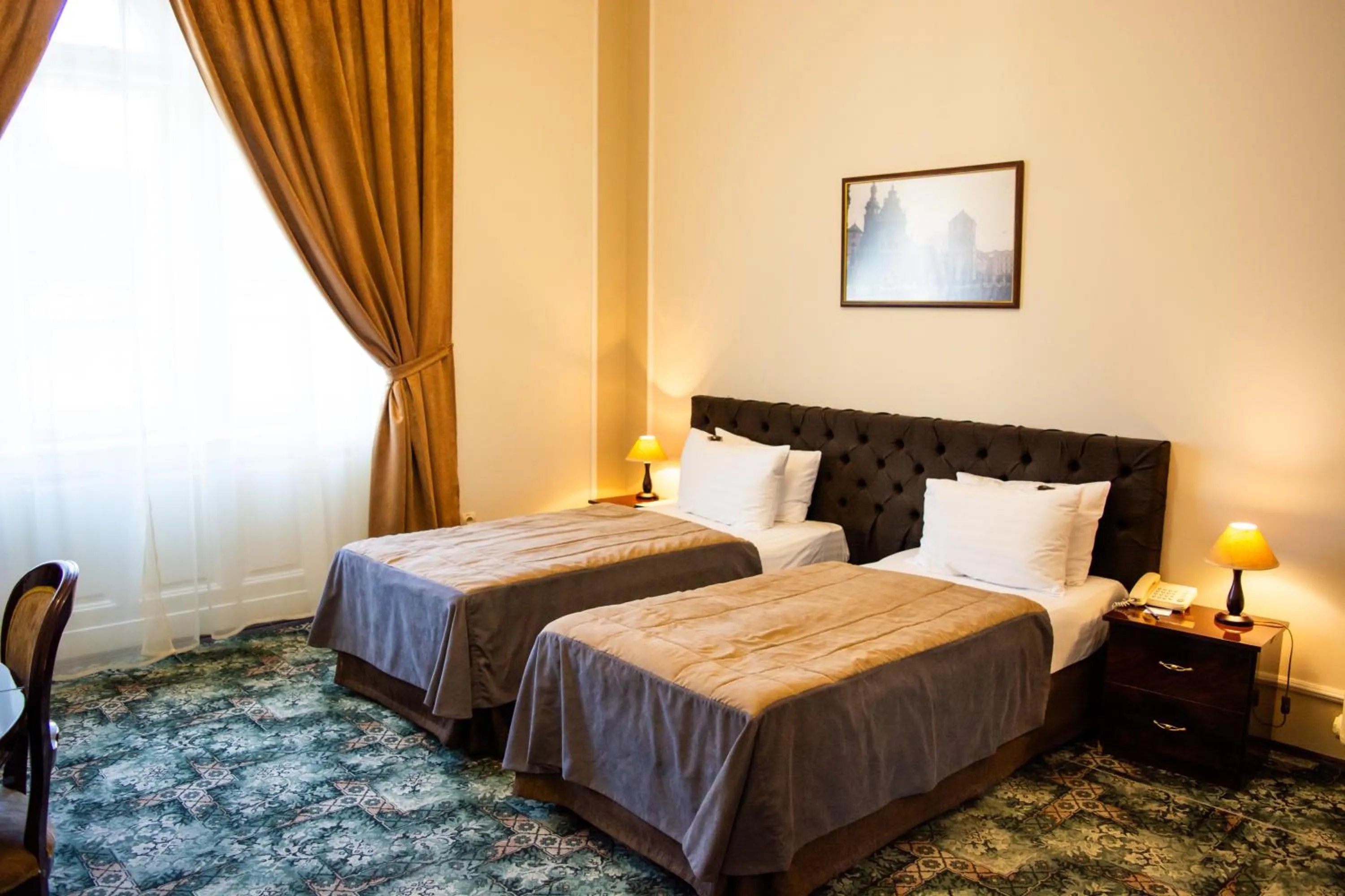 Photo of the whole room, Bed in George Hotel