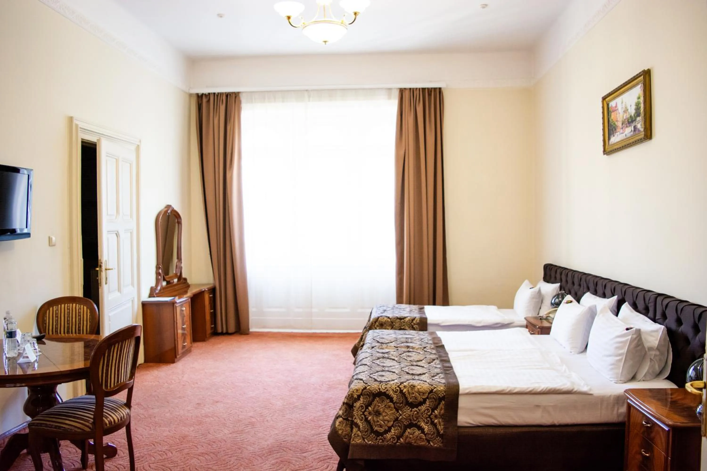 Photo of the whole room, Bed in George Hotel