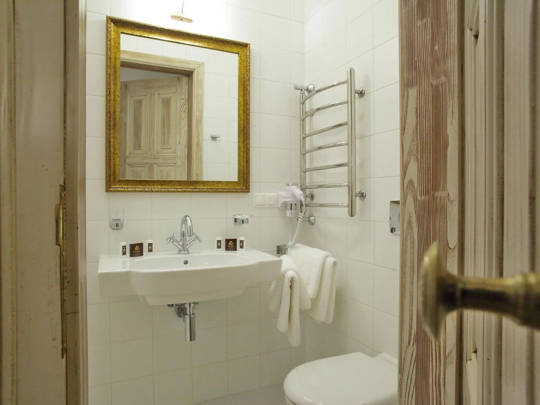 Bathroom in George Hotel