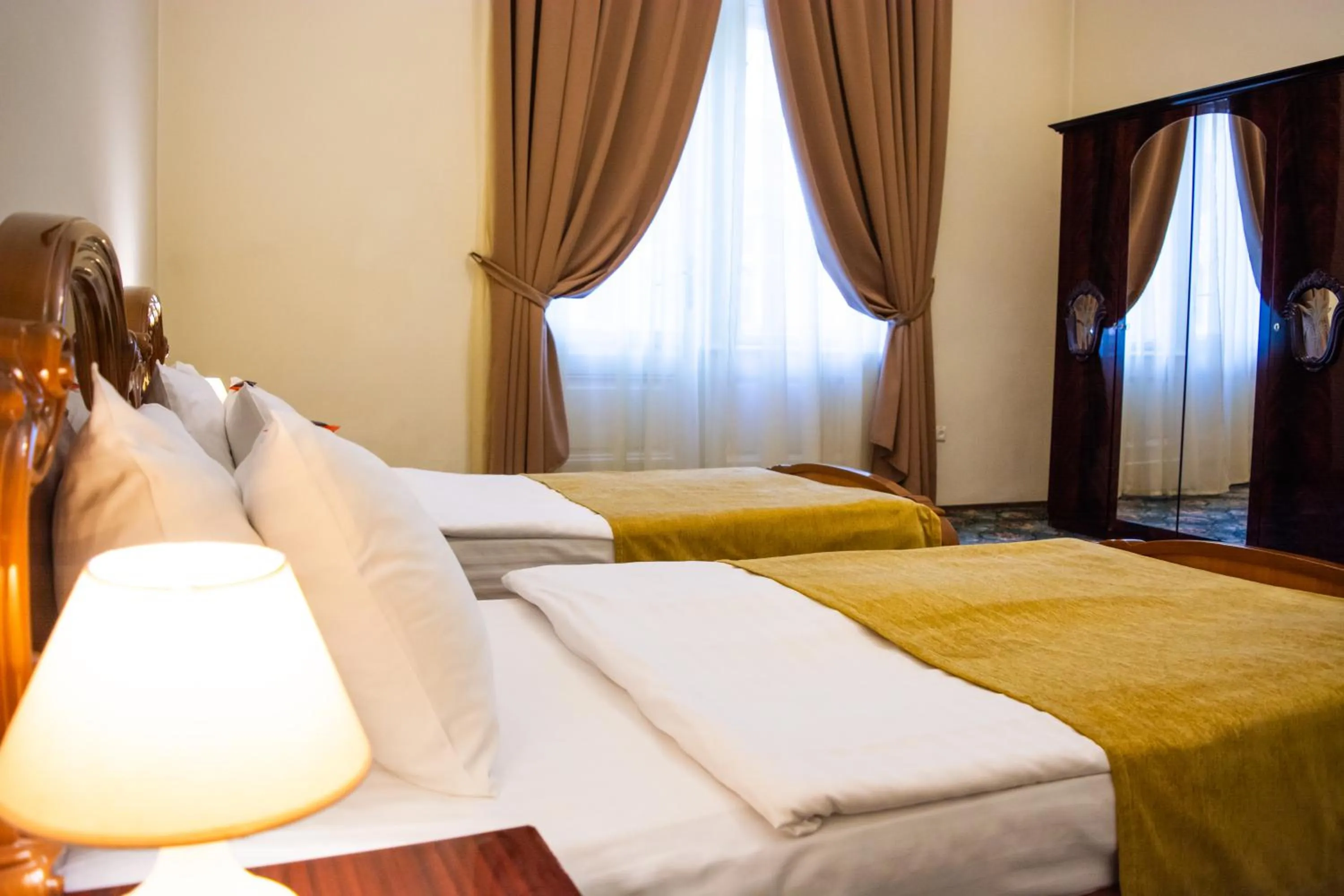 Photo of the whole room, Bed in George Hotel