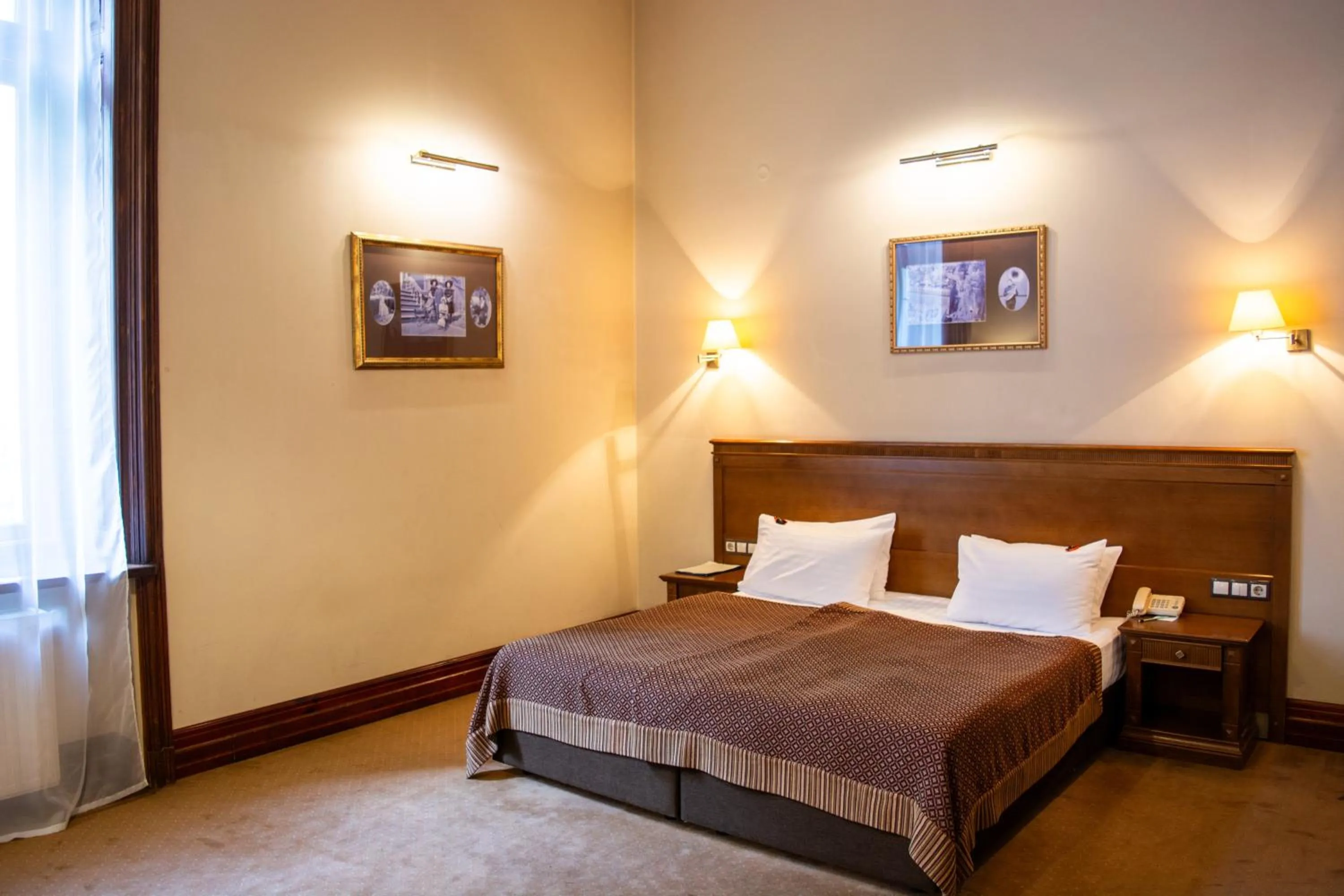 Photo of the whole room, Bed in George Hotel